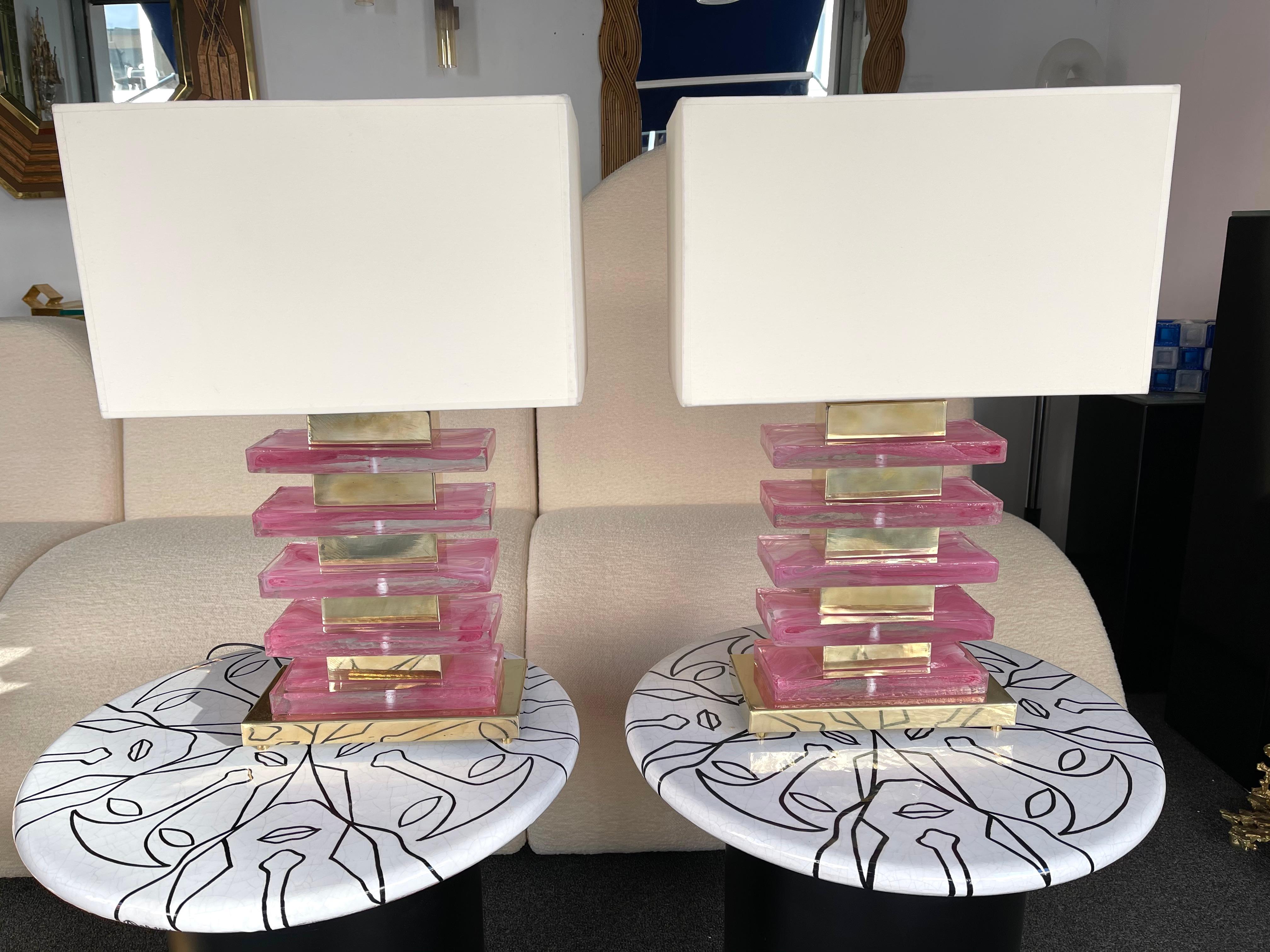 XXIe siècle et contemporain Paire de lampes contemporaines en laiton et verre de Murano rose à lame, Italie en vente
