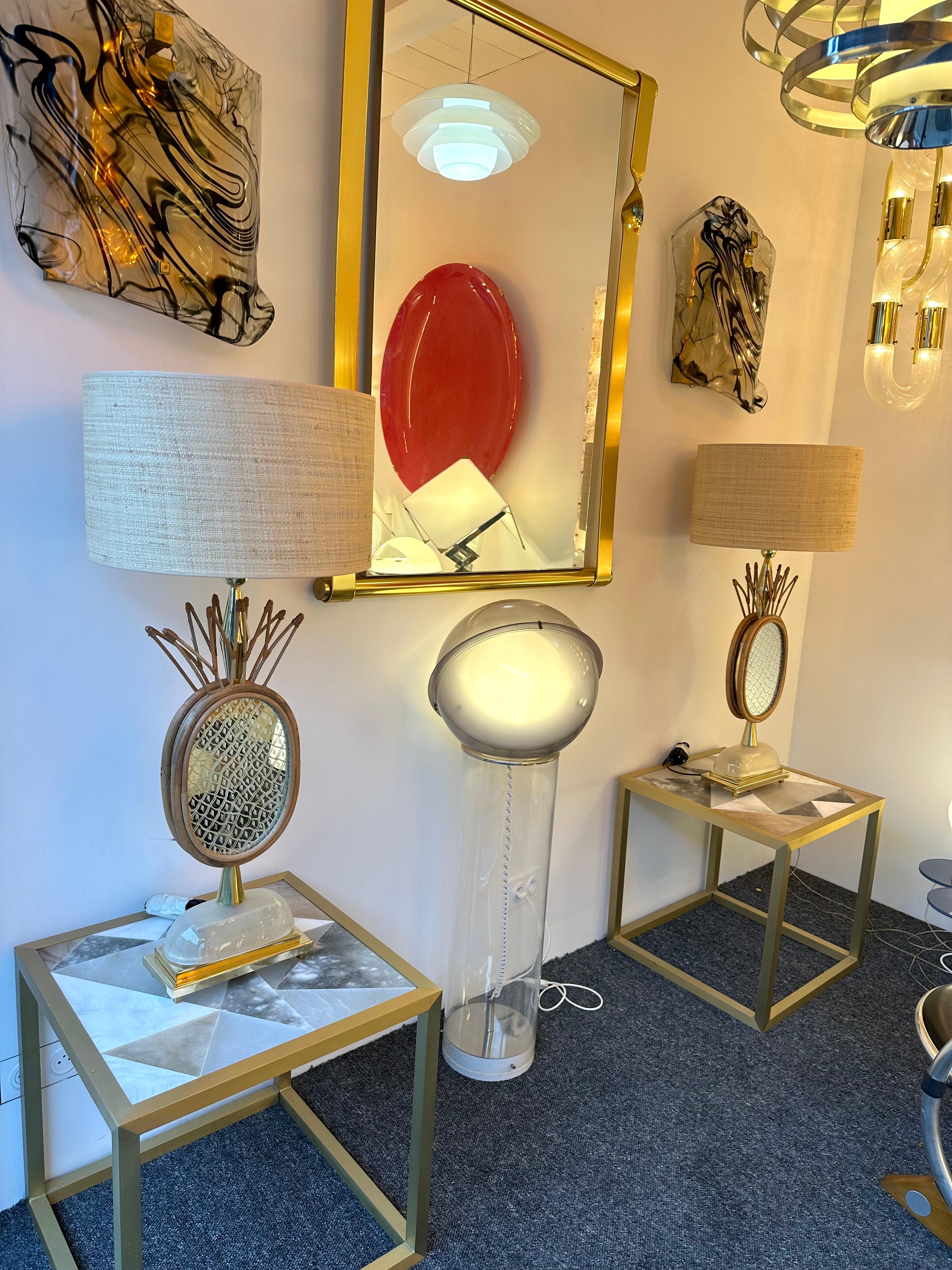 Pair of table or bedside brass, rattan wicker and engraved mirror pineapple lamps. Contemporary work from a small italian artisanal workshop.

Demo shades non included. Measurements in description with demo shades
Measurements lamps only H 81 x W