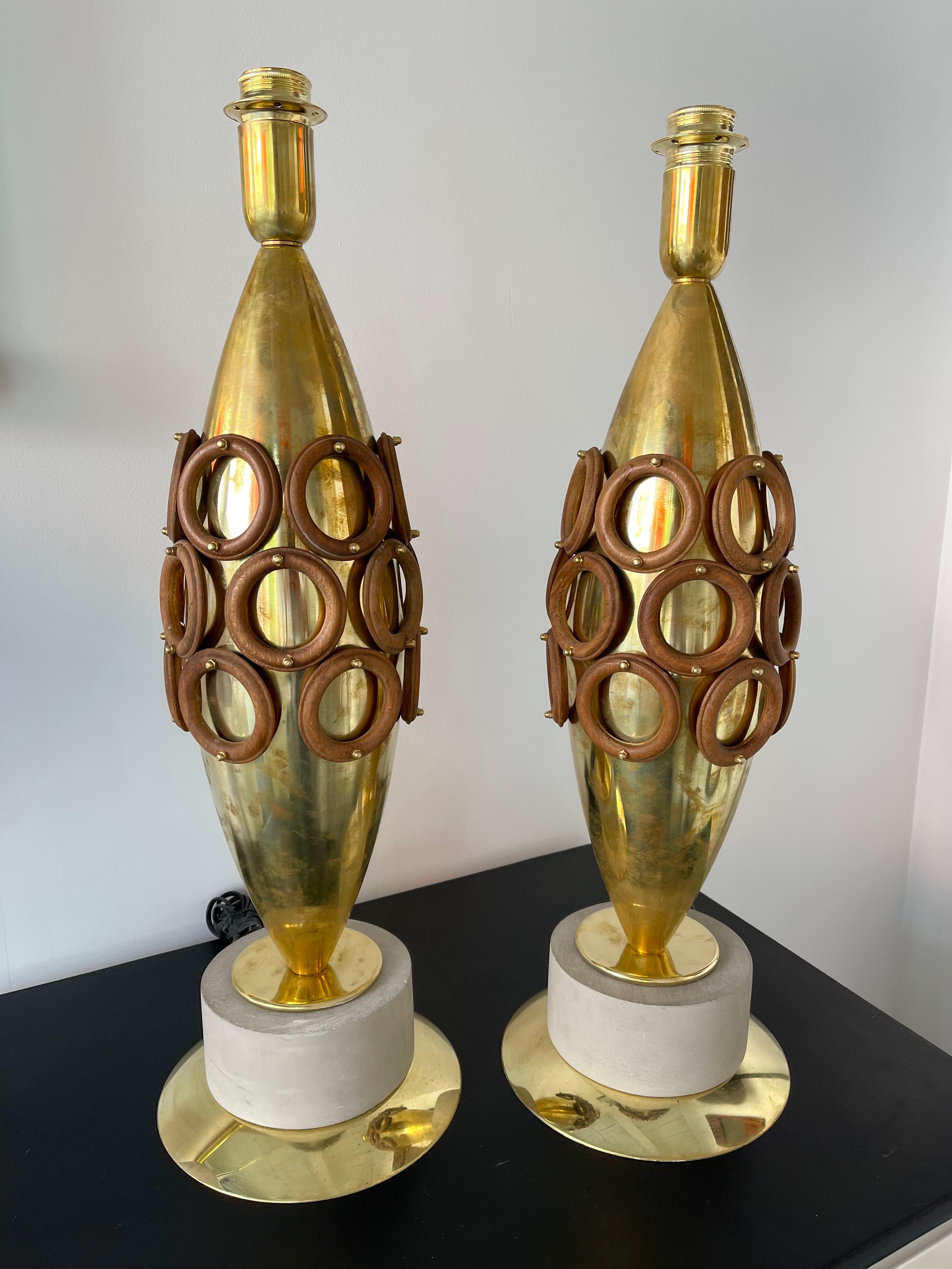 Contemporary Pair of Brass and Wood Rings Lamps, Italy For Sale 6