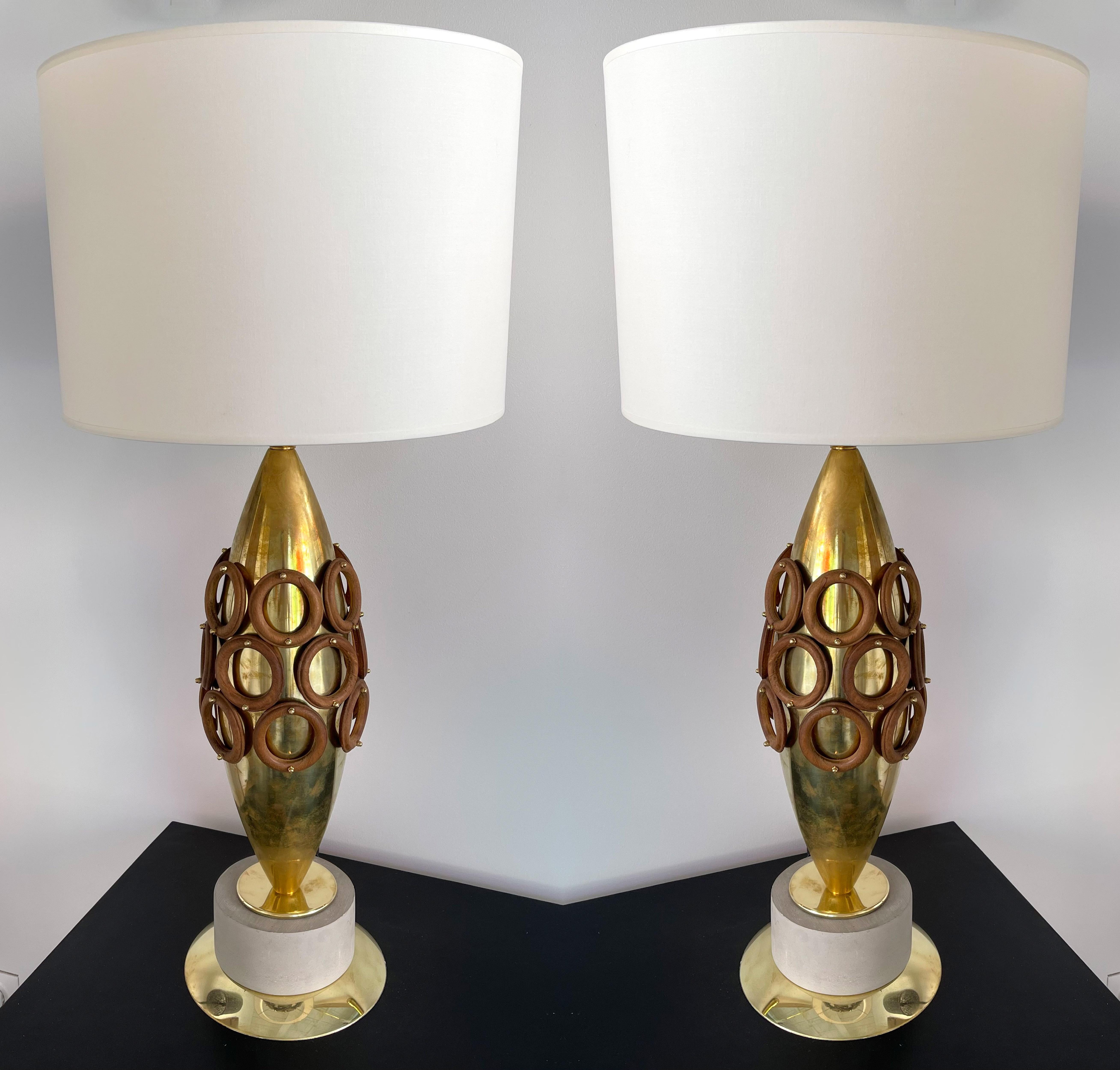 Paire de lampes contemporaines en laiton et anneaux en bois, Italie en vente 5