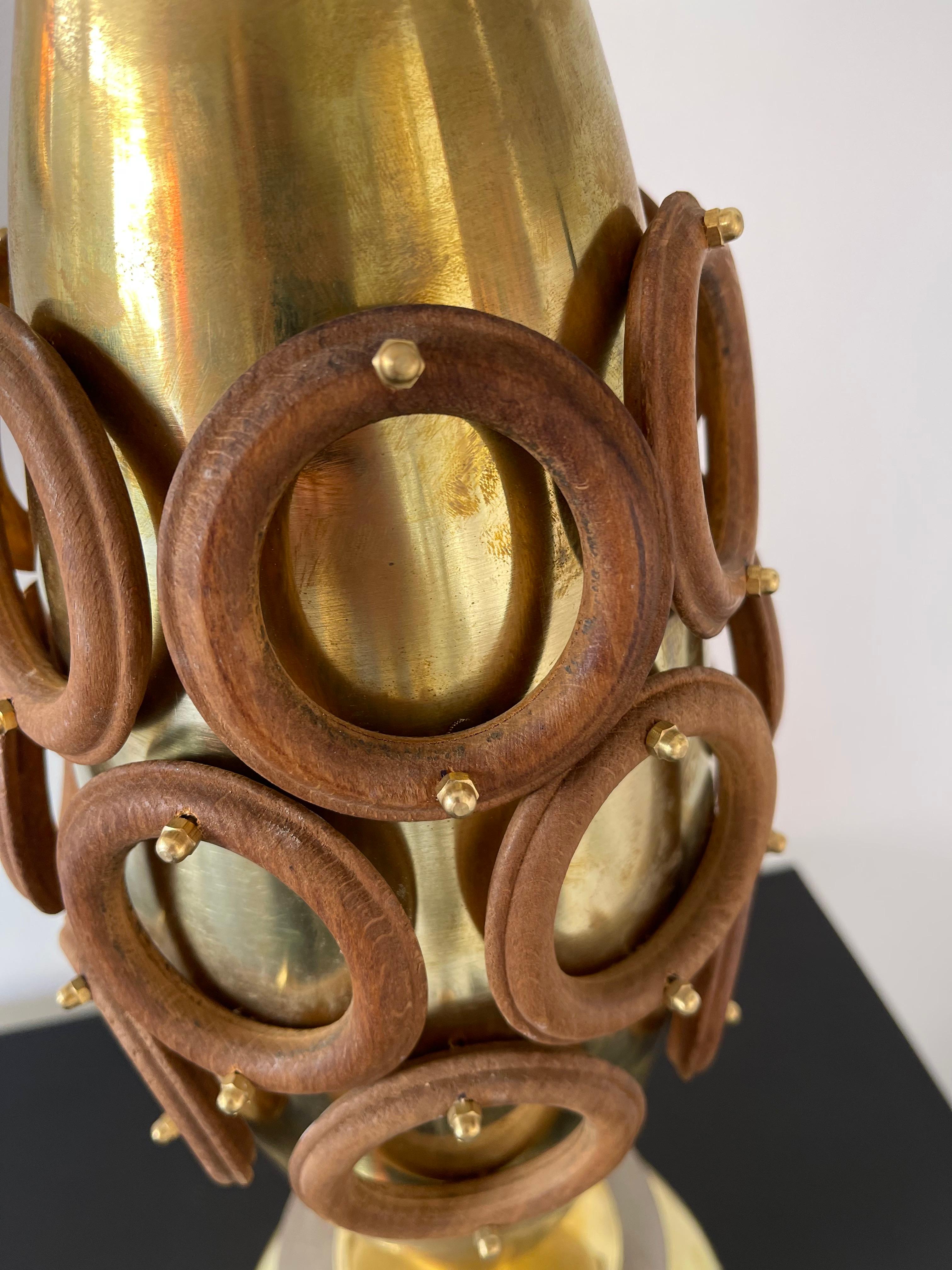 Zeitgenössisches Paar Lampen aus Messing und Holz mit Ringen, Italien im Angebot 7
