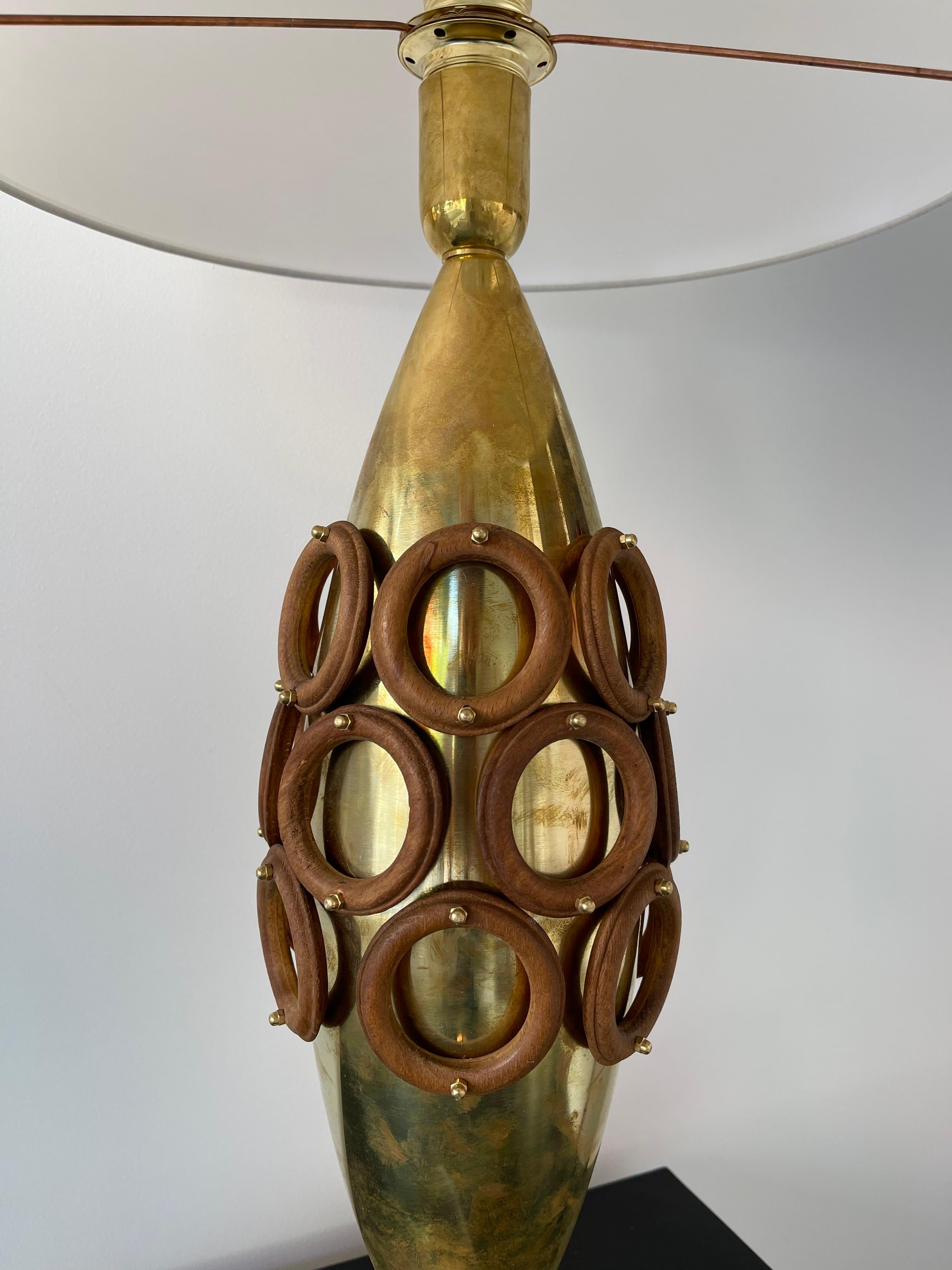 Mid-Century Modern Paire de lampes contemporaines en laiton et anneaux en bois, Italie en vente