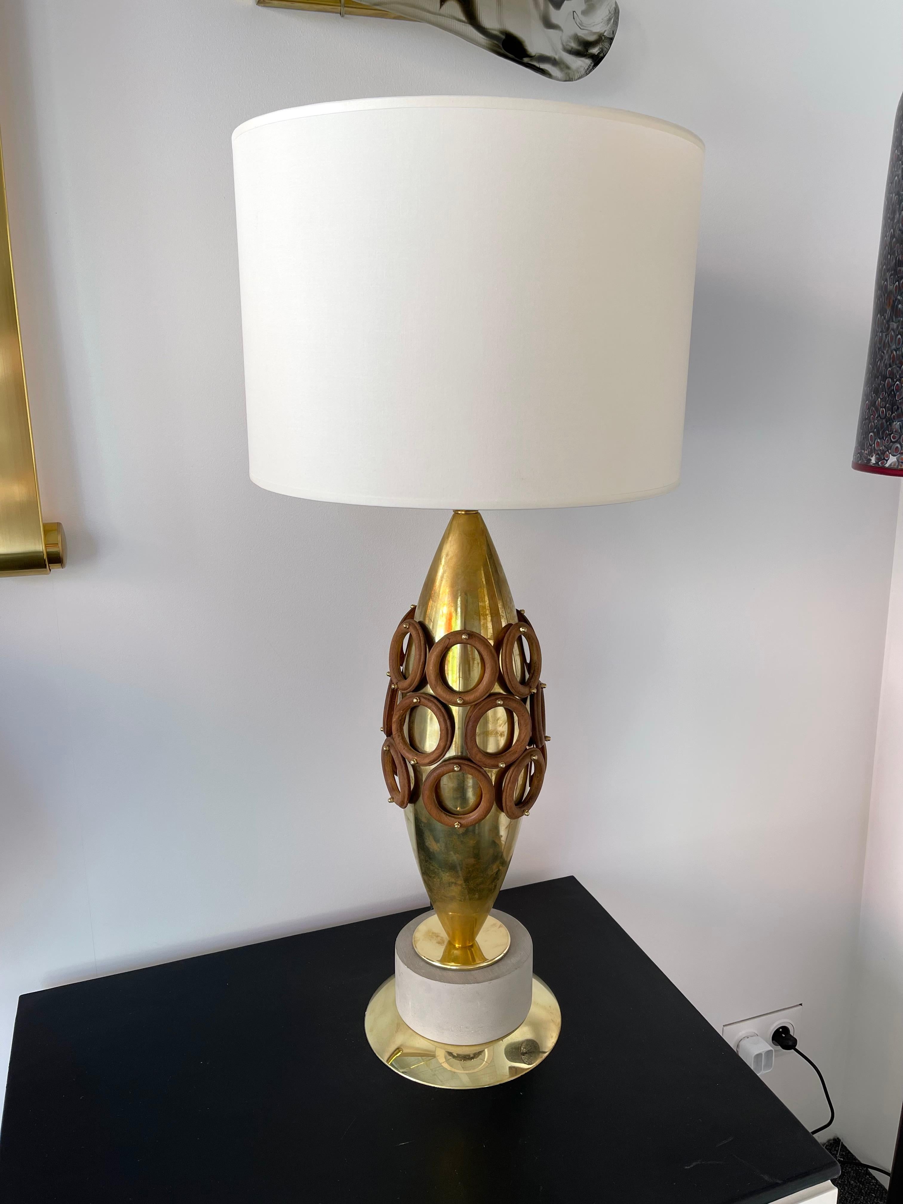 Paire de lampes contemporaines en laiton et anneaux en bois, Italie Neuf - En vente à SAINT-OUEN, FR