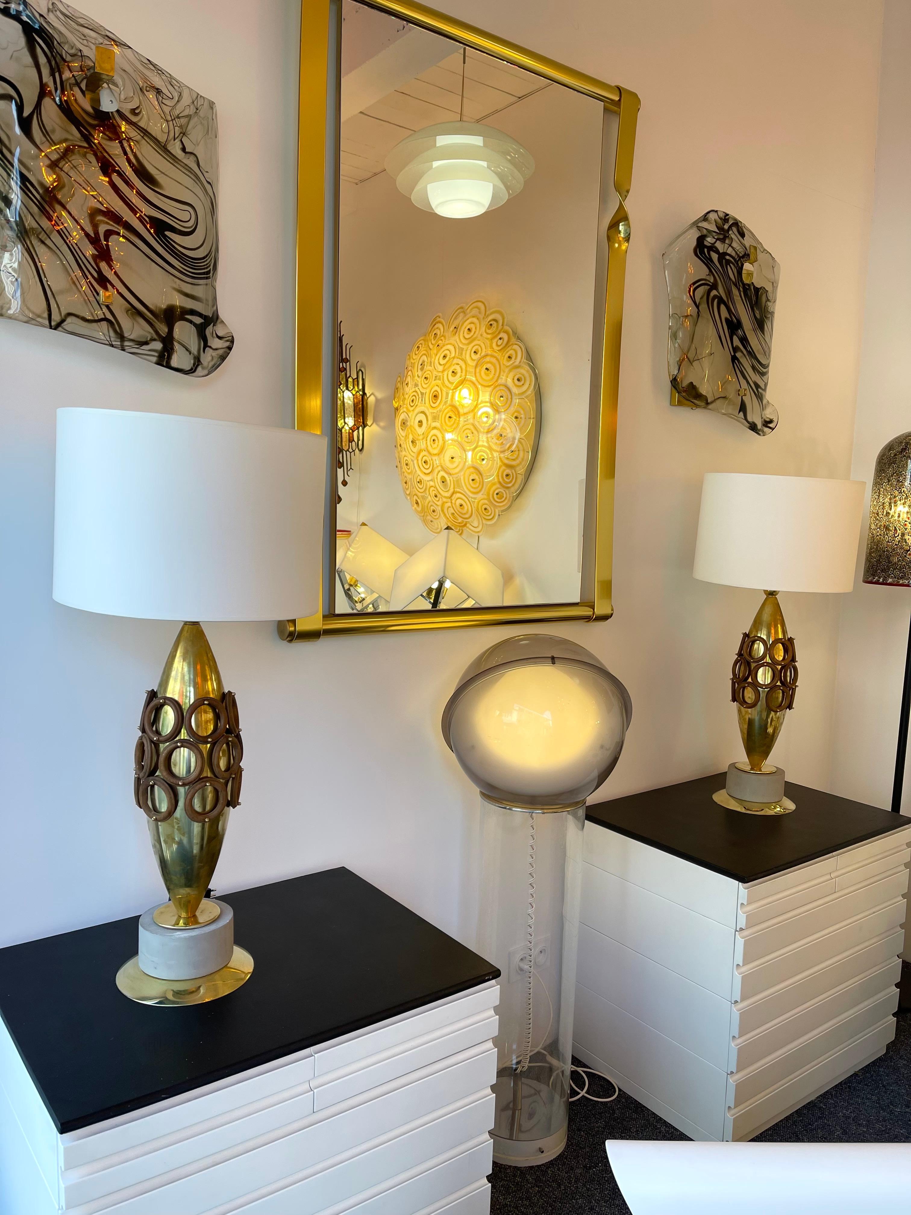 Laiton Paire de lampes contemporaines en laiton et anneaux en bois, Italie en vente