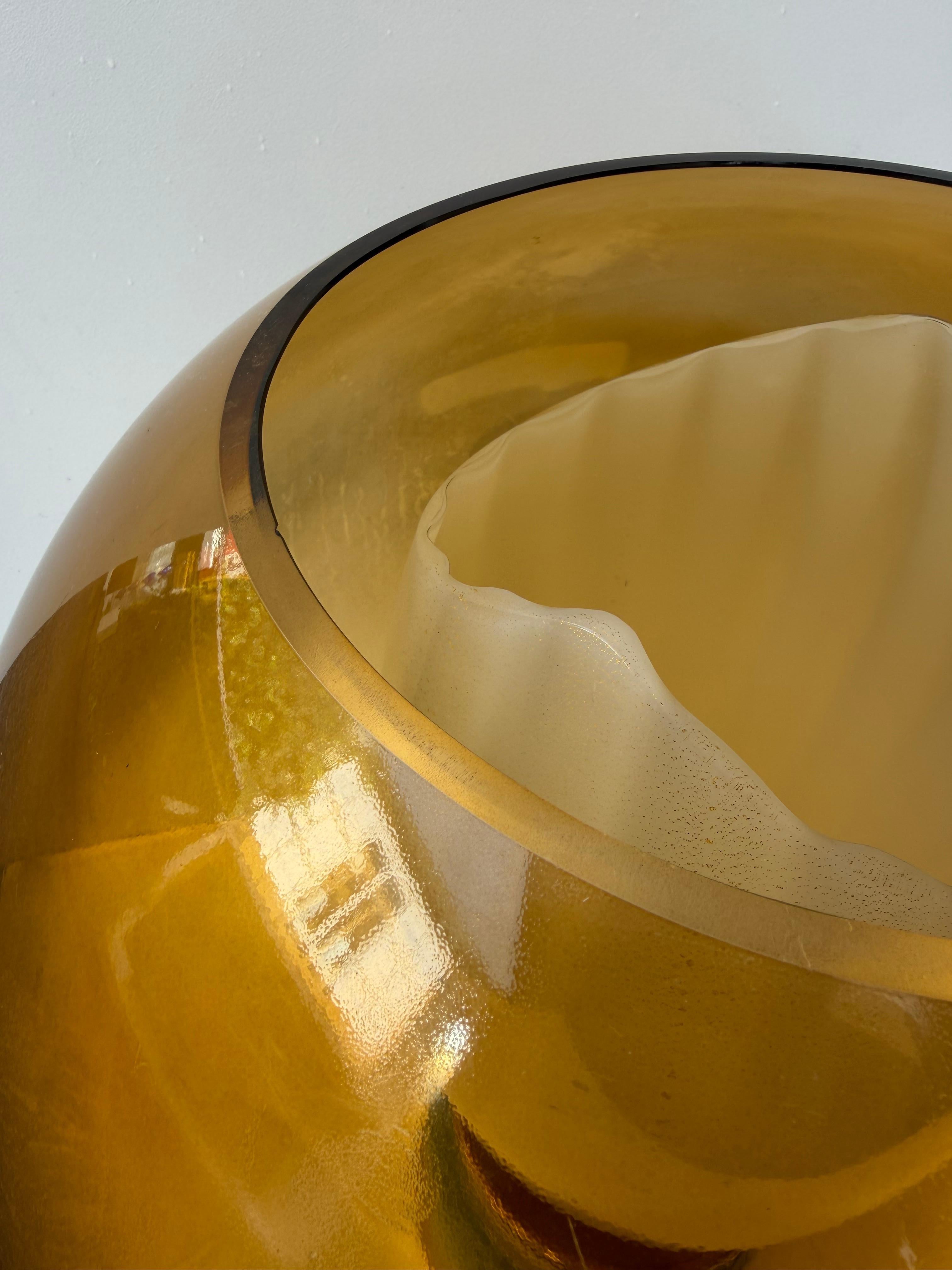 Coppia di lampade da tavolo o da comodino a sfera in ottone, base in terracotta ceramica verde con globi in vetro soffiato di Murano color ambra, diffusore interno in vetro di Murano giallo con foglia d'oro. Lavori contemporanei di un piccolo