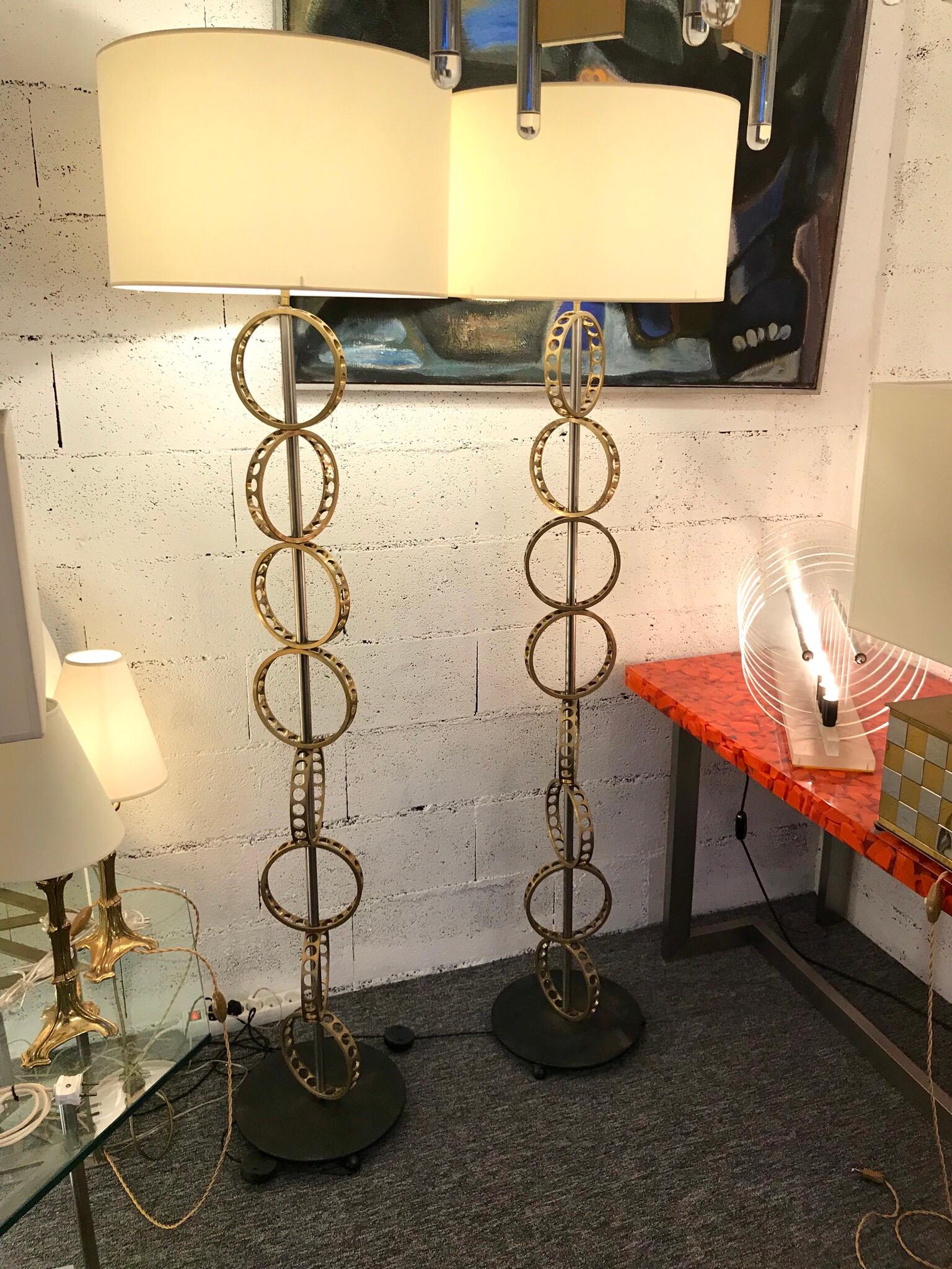 Paire de lampadaires circulaires contemporains en laiton, France en vente 4