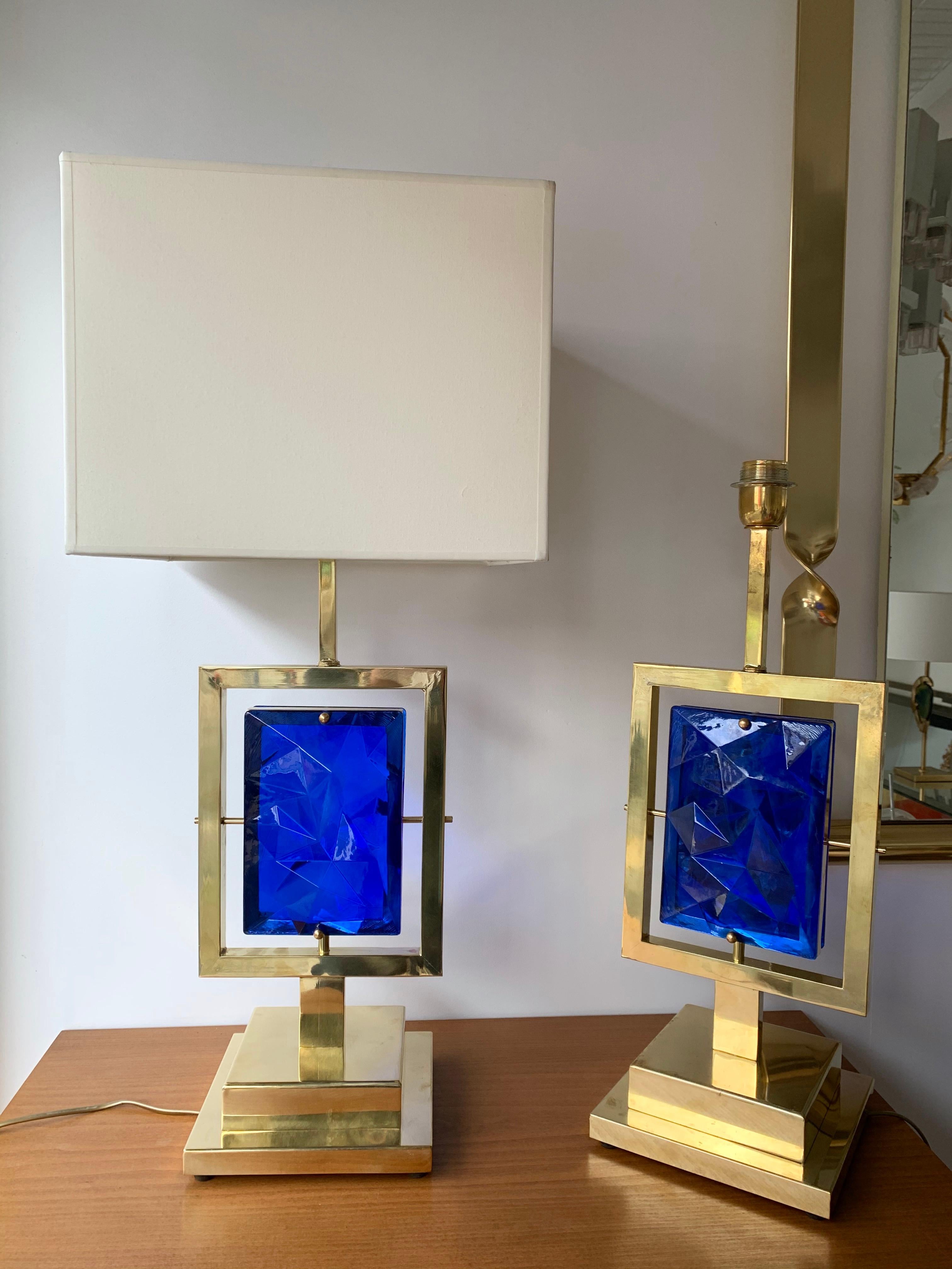 Contemporary Paar Messinglampen Blaues Murano Glas, Italien im Zustand „Neu“ im Angebot in SAINT-OUEN, FR