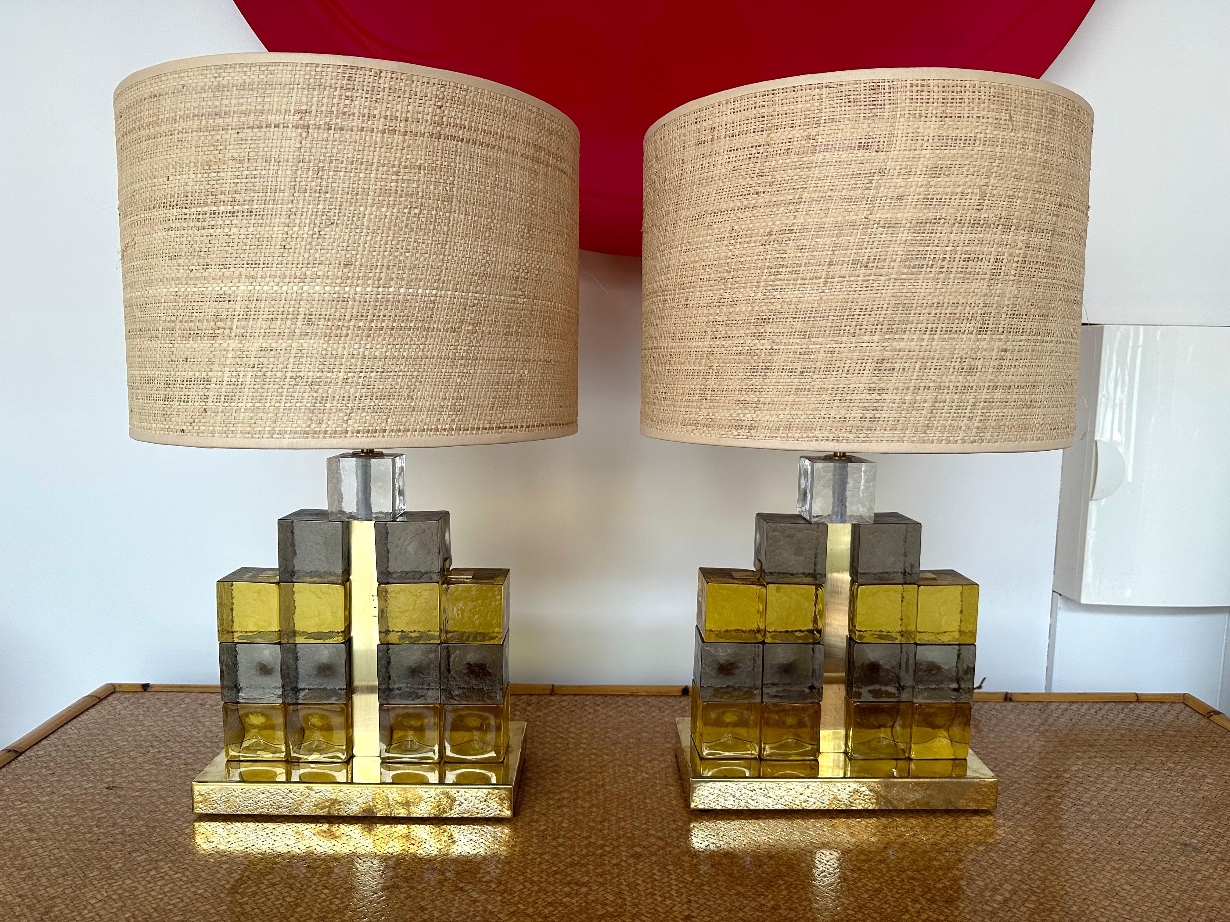 Contemporary Pair of Brass Lamps Cube Murano Glass Construction, Italy For Sale 3