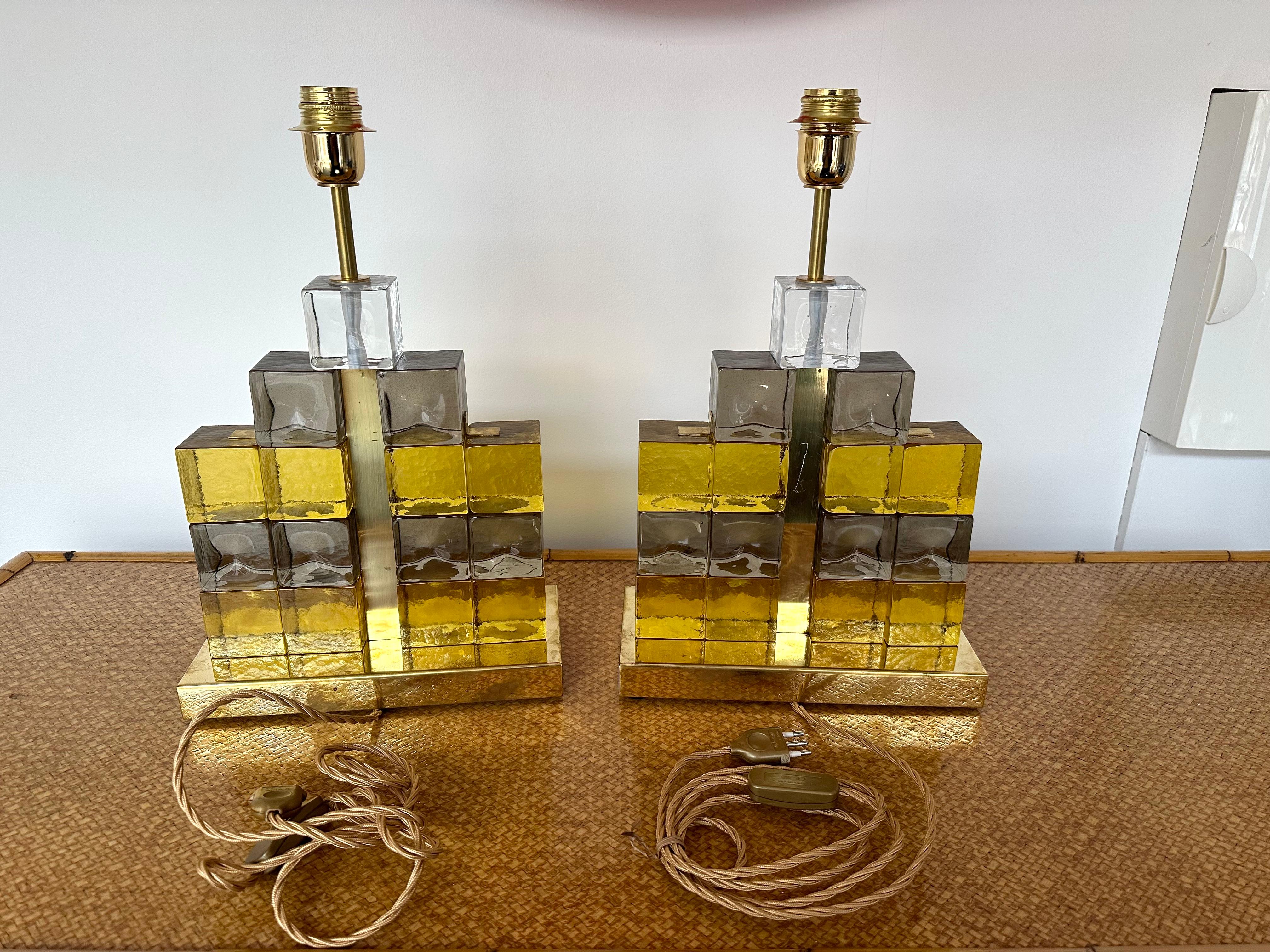 Contemporary Pair of Brass Lamps Cube Murano Glass Construction, Italy For Sale 5