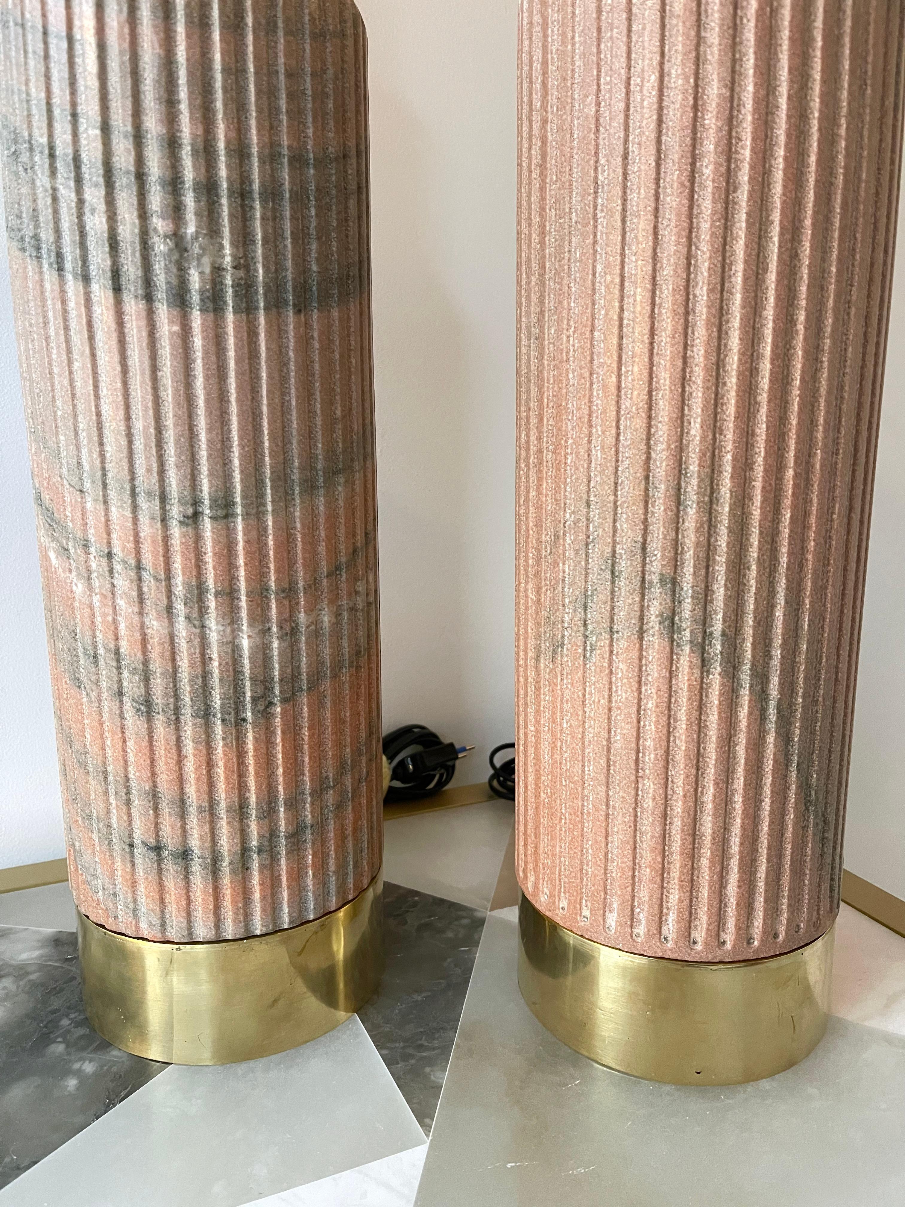 Contemporary Pair of Brass Lamps Pink Granite Stone, Italy For Sale 4