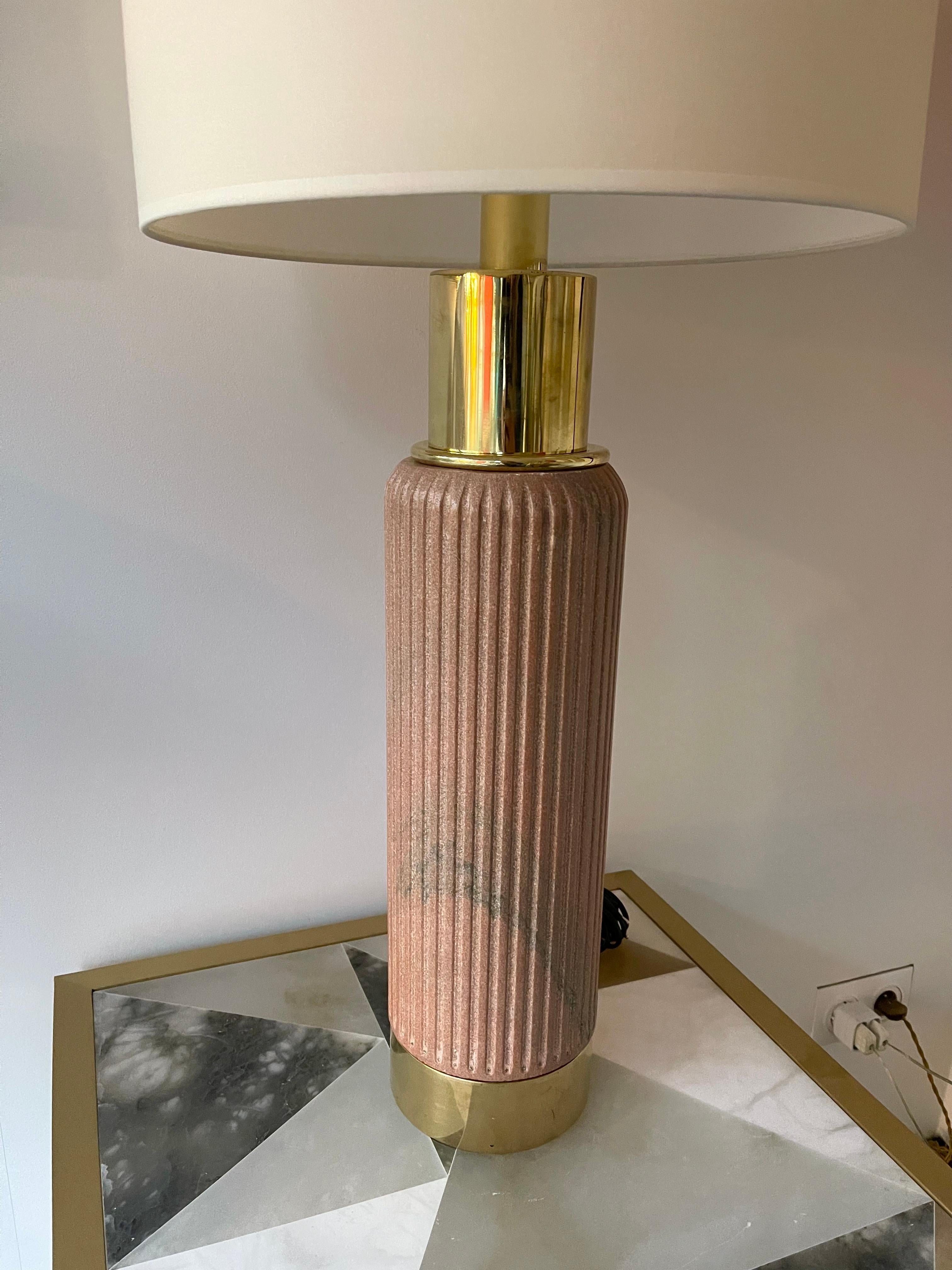 Contemporary Pair of Brass Lamps Pink Granite Stone, Italy In New Condition For Sale In SAINT-OUEN, FR
