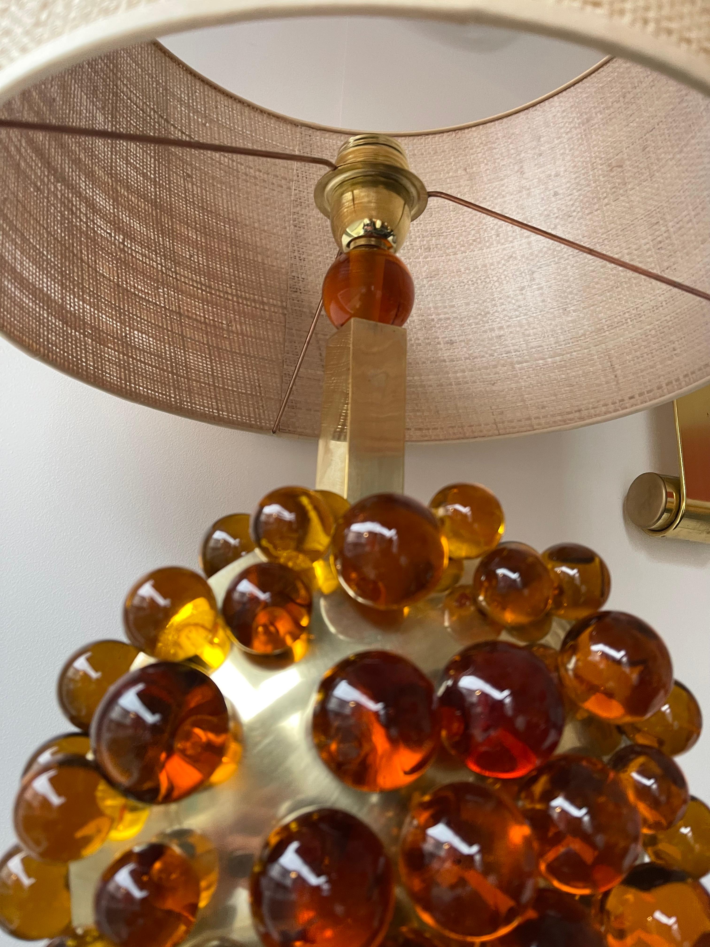 Pair of table or bedside brass lamps amber bubble Murano glass. Contemporary work from a small italian artisanal workshop. Made with old stock of glass from the Italian design manufacture Salviati.

Demo shades non included. Measurements in