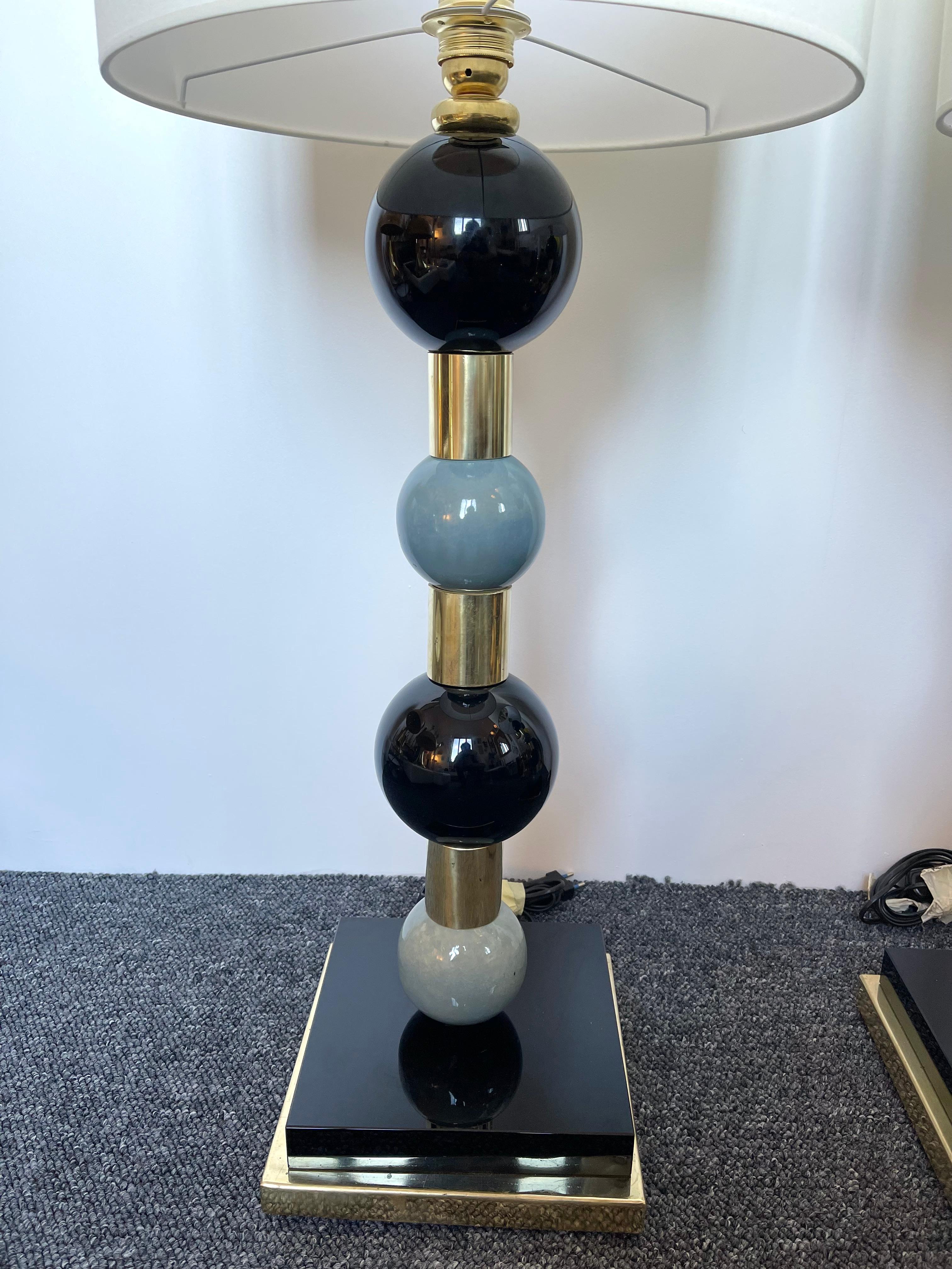 Pair of table or bedside brass lamps black Murano glass and gray ceramic terracotta ball. Contemporary work from a small italian artisanal workshop.

Demo shades non included. Measurements in description with demo shades
Measurements lamp only H