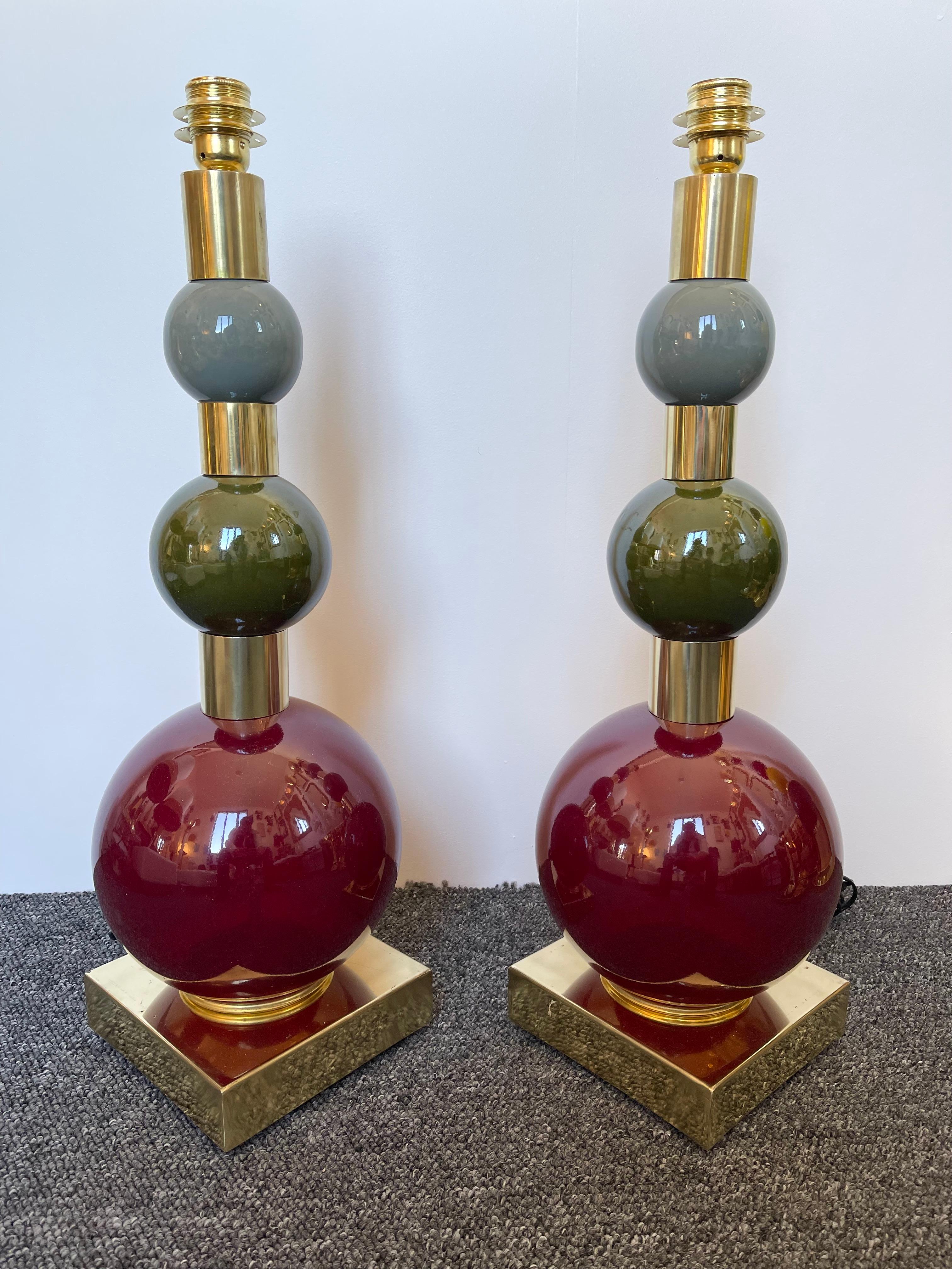 Pair of table or bedside brass lamps red Murano glass and gray and green ceramic terracotta ball. Contemporary work from a small italian artisanal workshop.

Demo shades non included. Measurements in description with demo shades
Measurements lamp