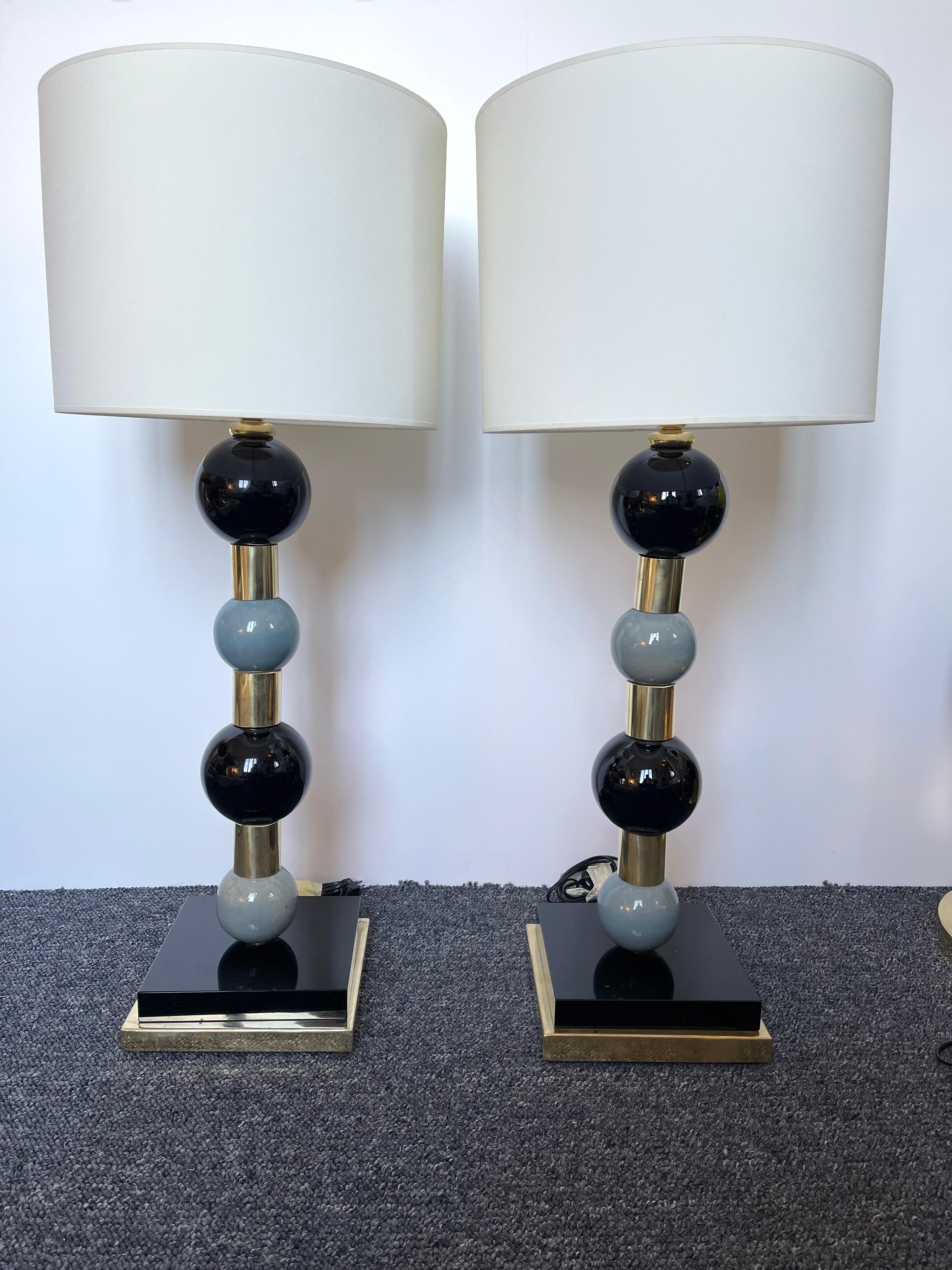 Mid-Century Modern Contemporary Pair of Brass Murano Glass and Ceramic Ball Lamps, Italy For Sale