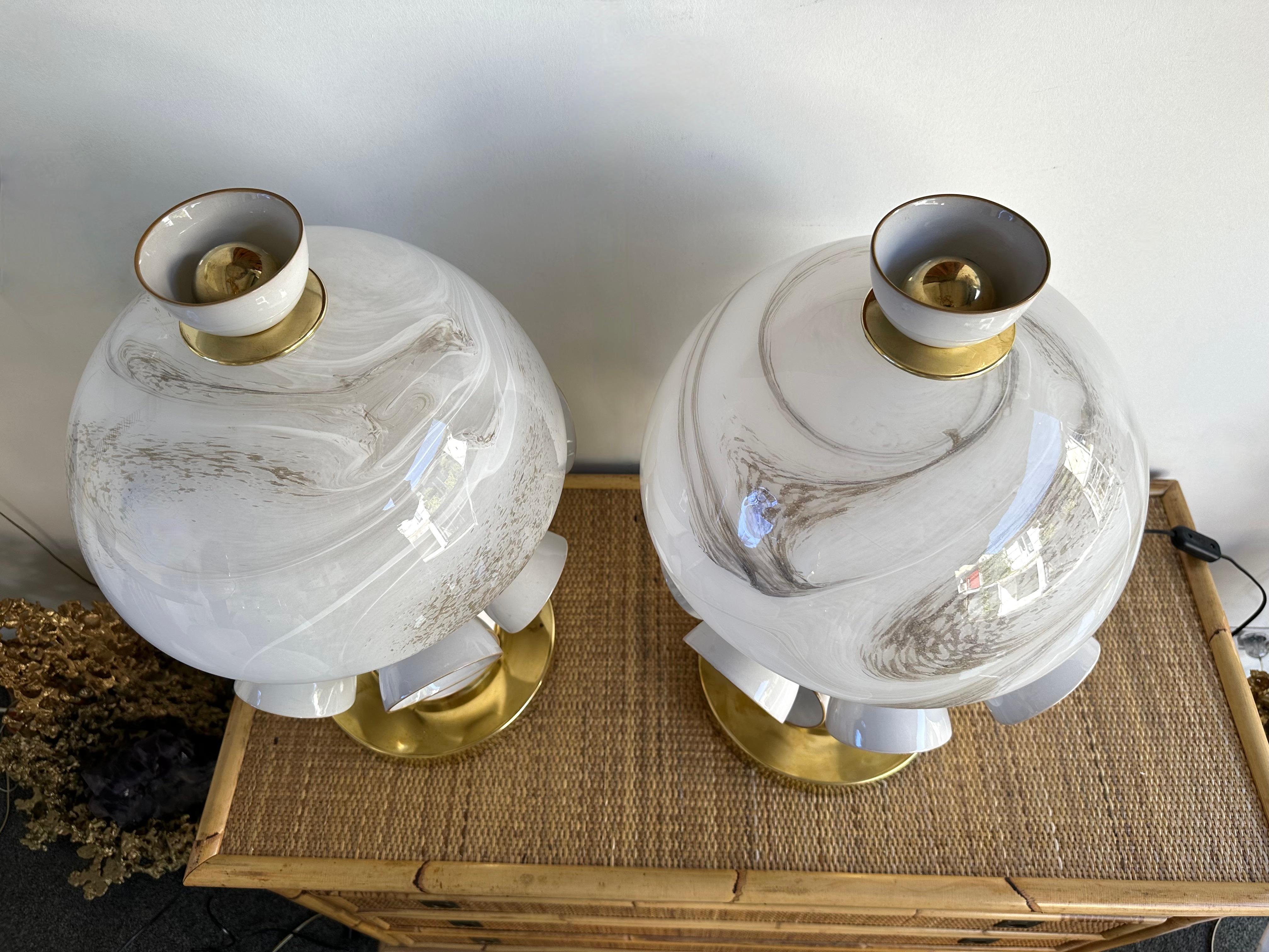 Contemporary Pair of Brass Murano Glass and Ceramic Mushroom Lamps, Italien im Zustand „Hervorragend“ im Angebot in SAINT-OUEN, FR