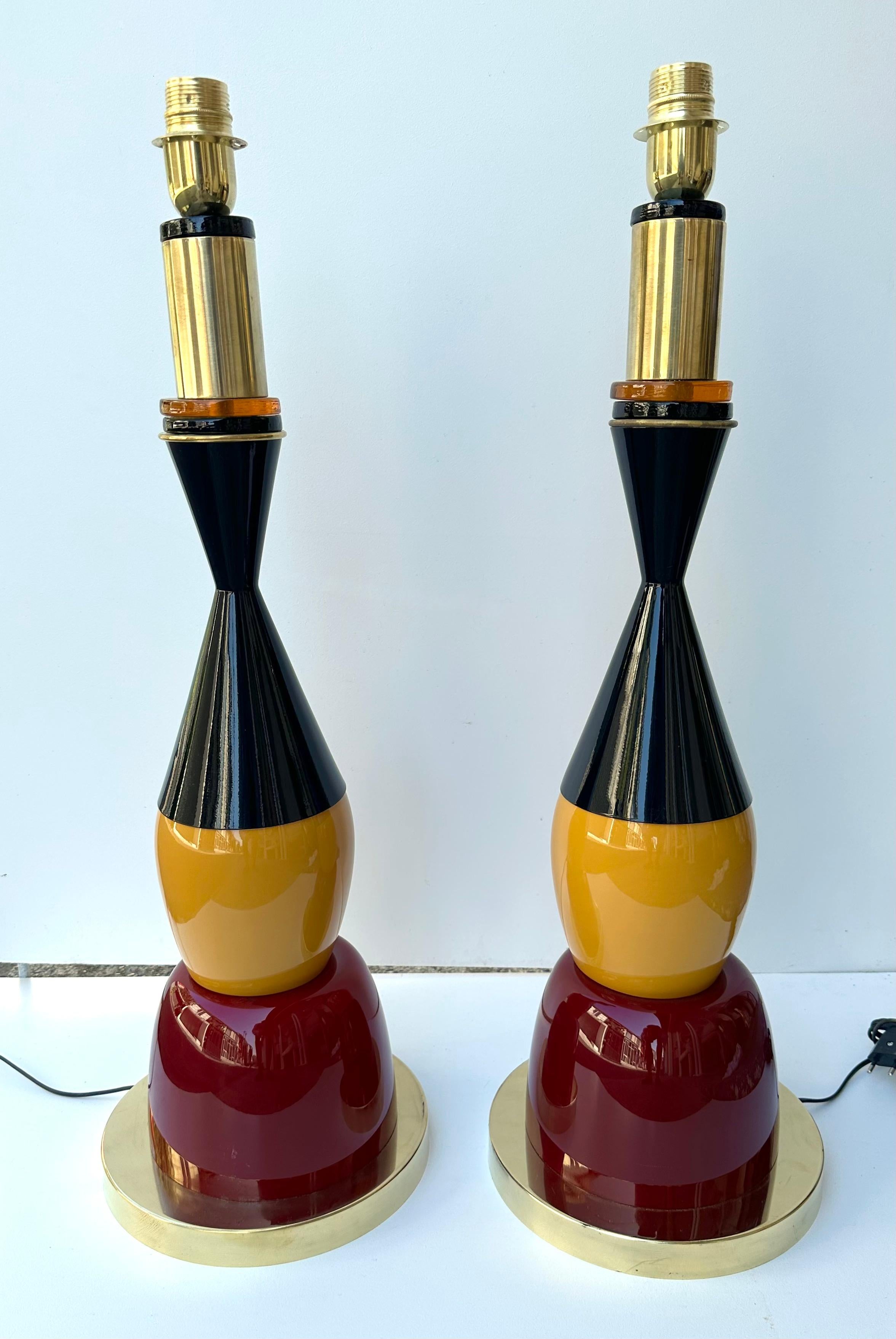 Pair of table or bedside brass lamps, Murano glass and black lacquered metal. Contemporary work from a small italian artisanal workshop in a Mid-Century Modern Space Age Hollywood Regency, Memphis 1980s mood.

Demo Shades are not