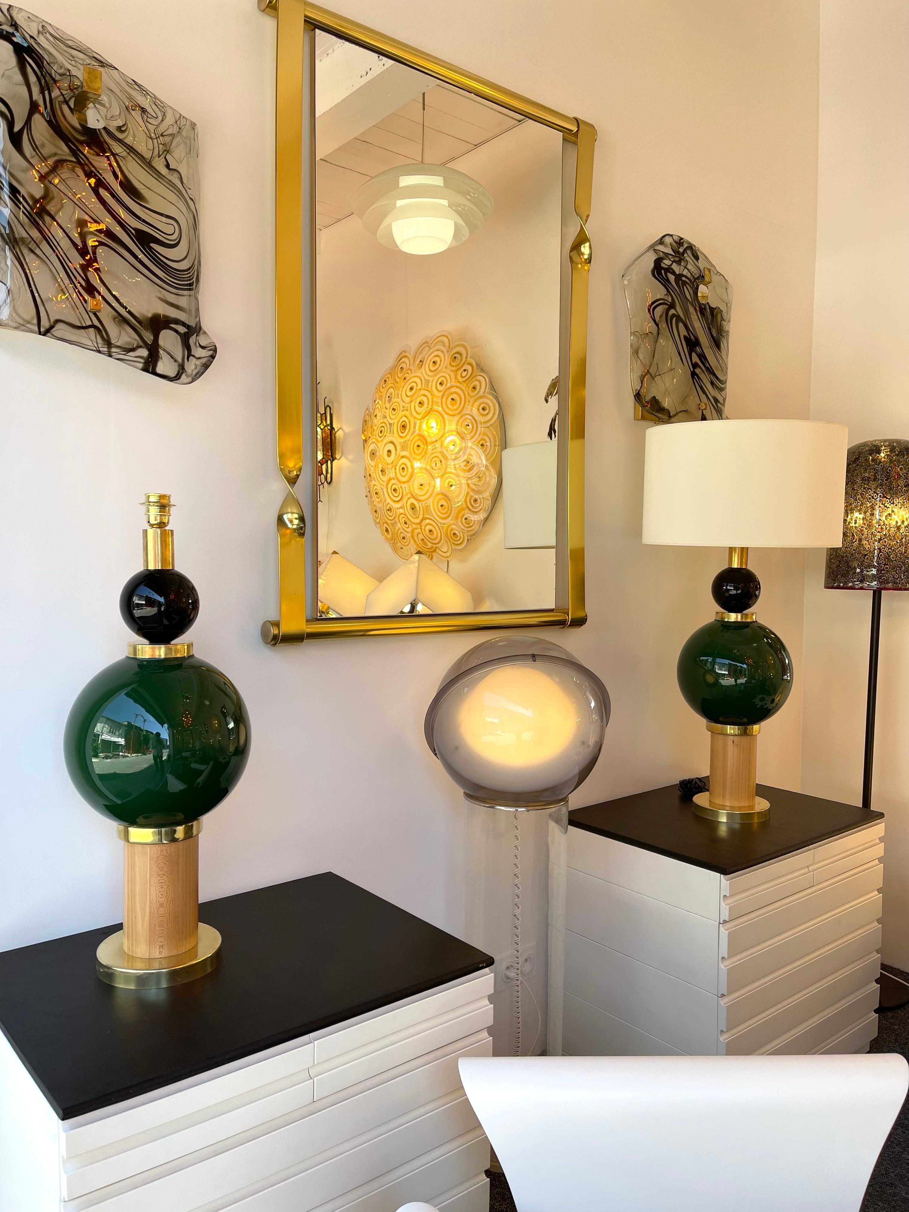 Mid-Century Modern Paire de lampes contemporaines en laiton, verre de Murano et bois, Italie en vente