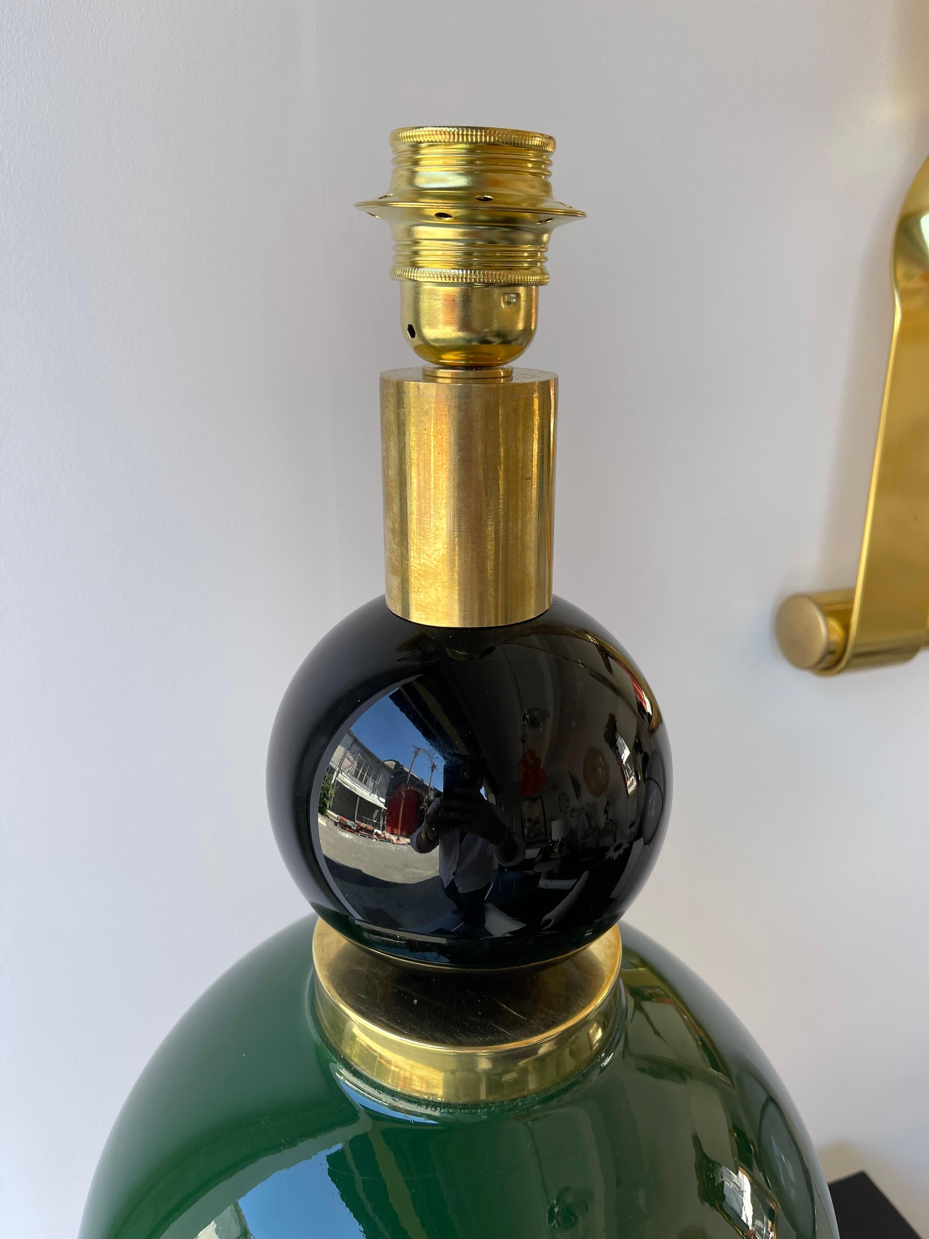 Laiton Paire de lampes contemporaines en laiton, verre de Murano et bois, Italie en vente