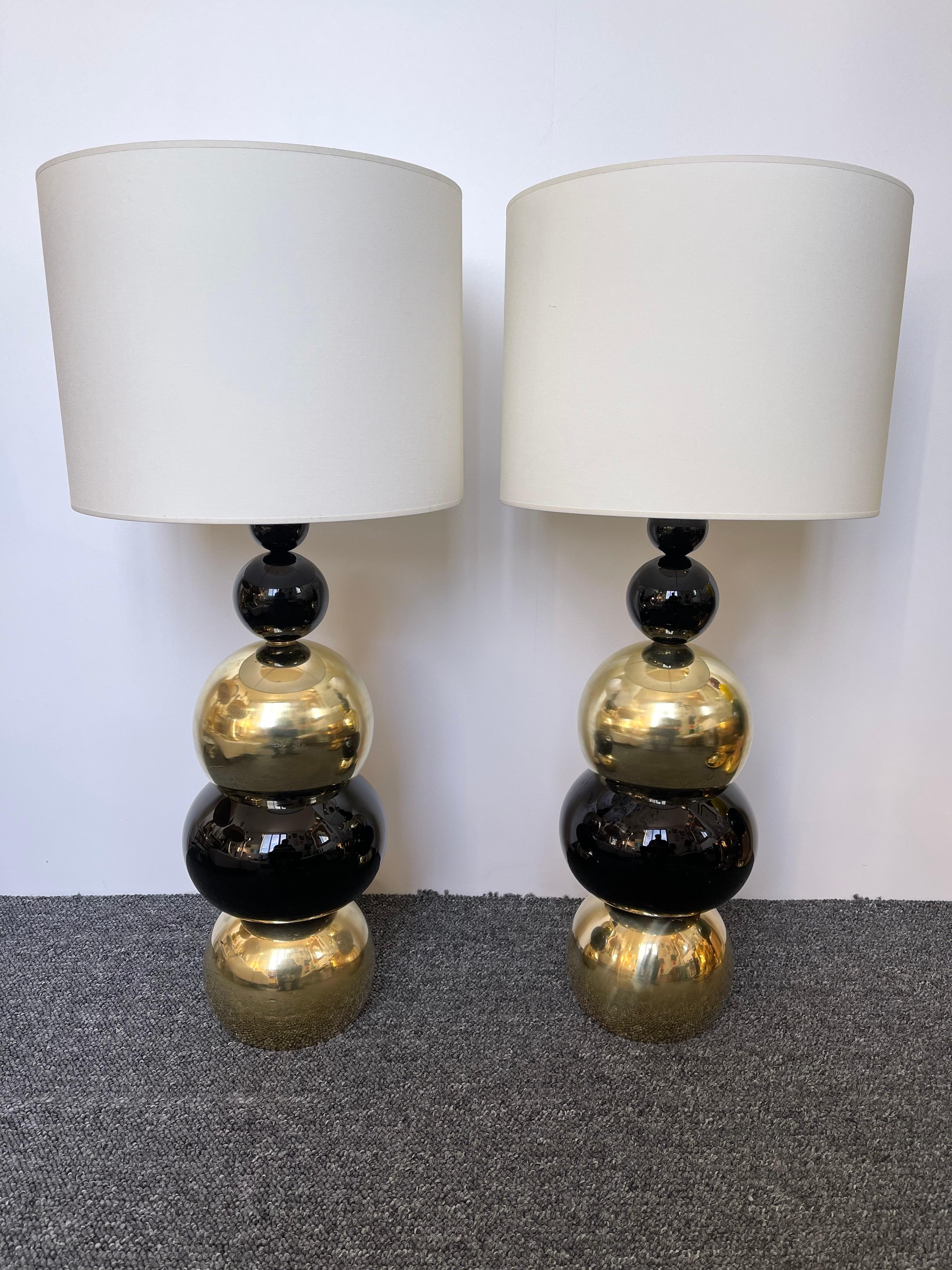 Pair of table or bedside brass lamps and black Murano glass. Contemporary work from a small italian artisanal workshop. In the mood of Venini, Mazzega, La Murrina, Veronese, Seguso, Barovier Toso.

Demo shades non included. Measurements in