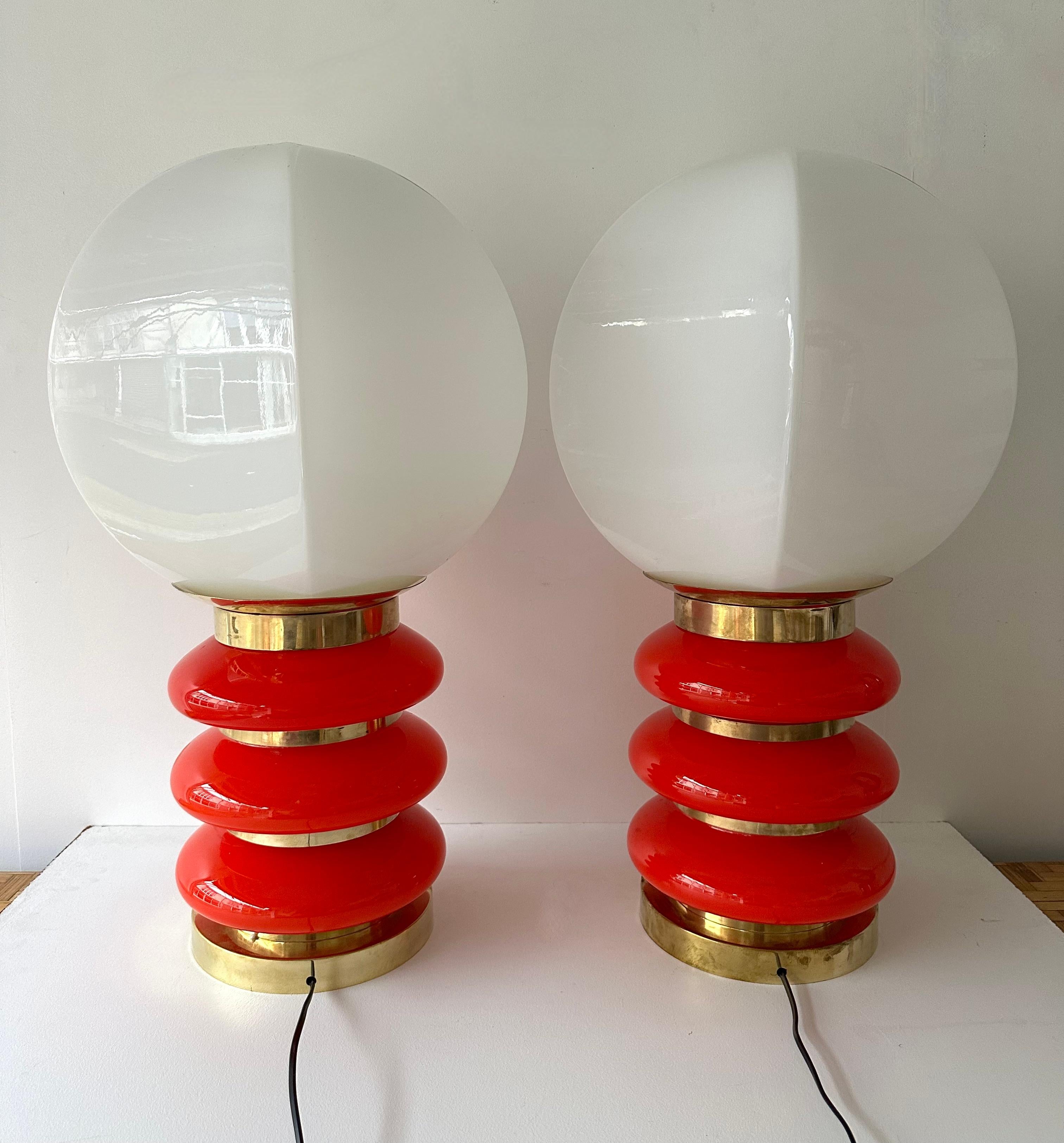 Contemporary Pair of Brass Murano Glass Balloon Lamps, Italy For Sale 5