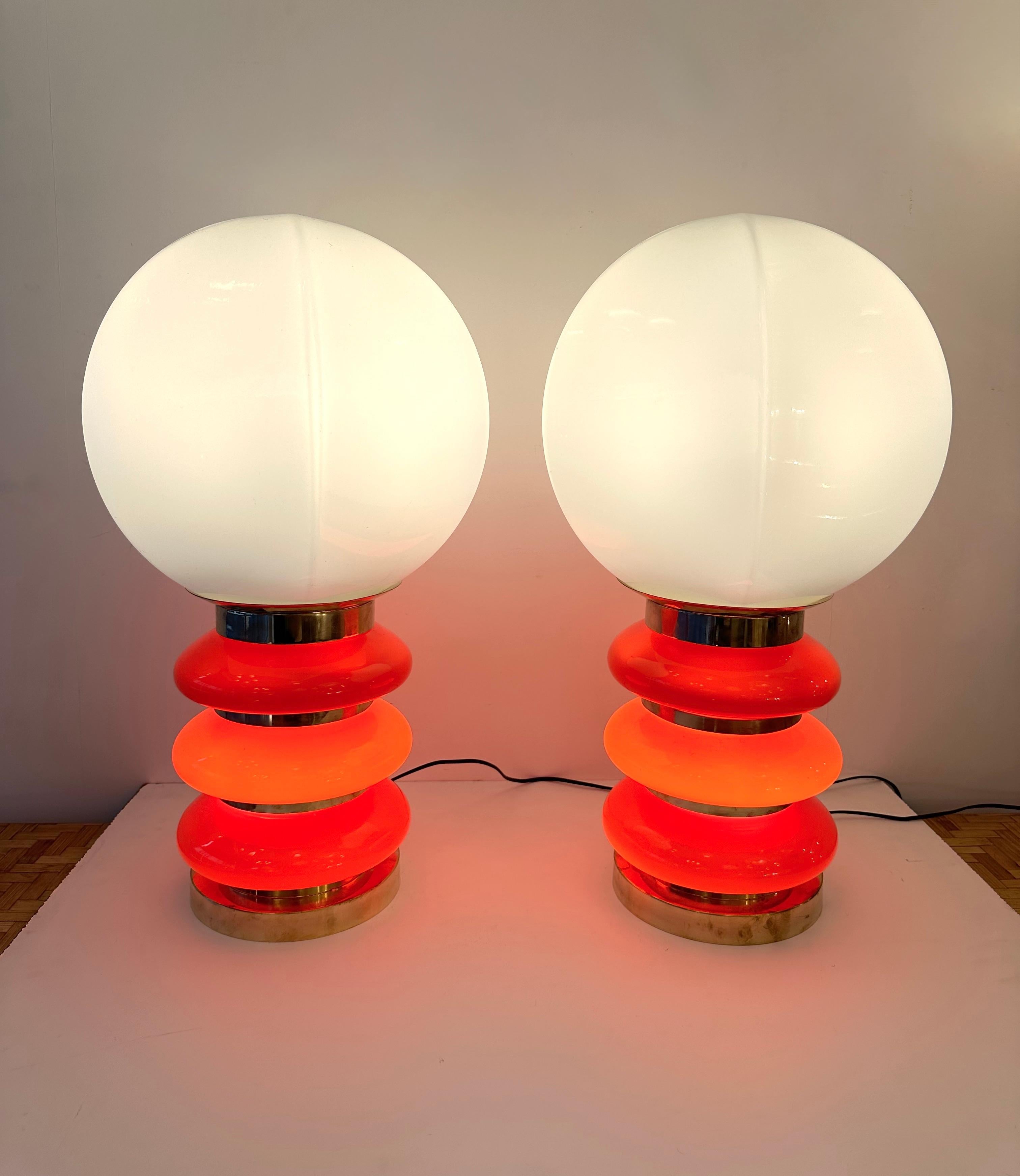 Mid-Century Modern Contemporary Pair of Brass Murano Glass Balloon Lamps, Italy For Sale