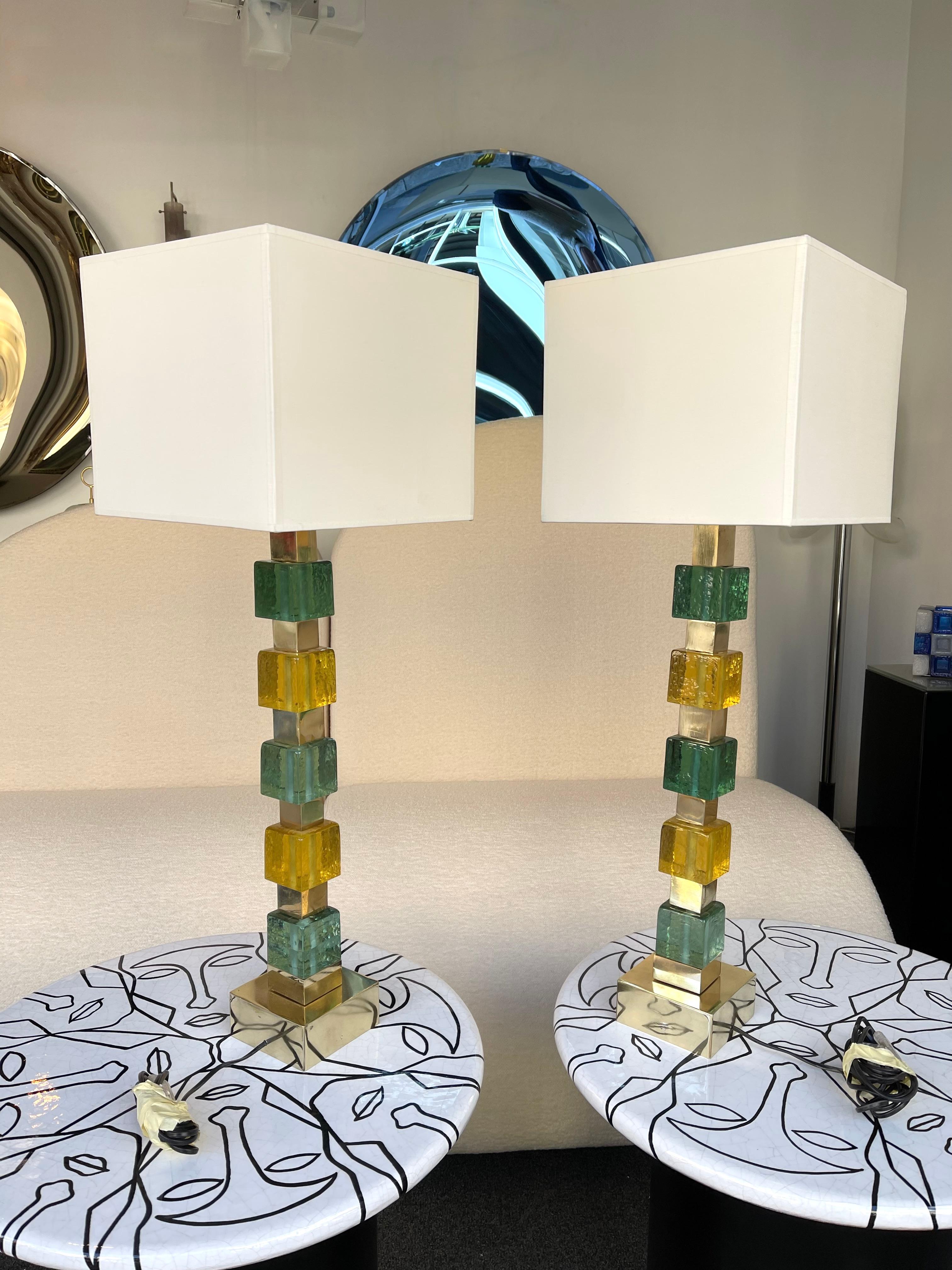 Contemporary Pair of Brass Murano Glass Cube Column Lamps, Italy For Sale 5
