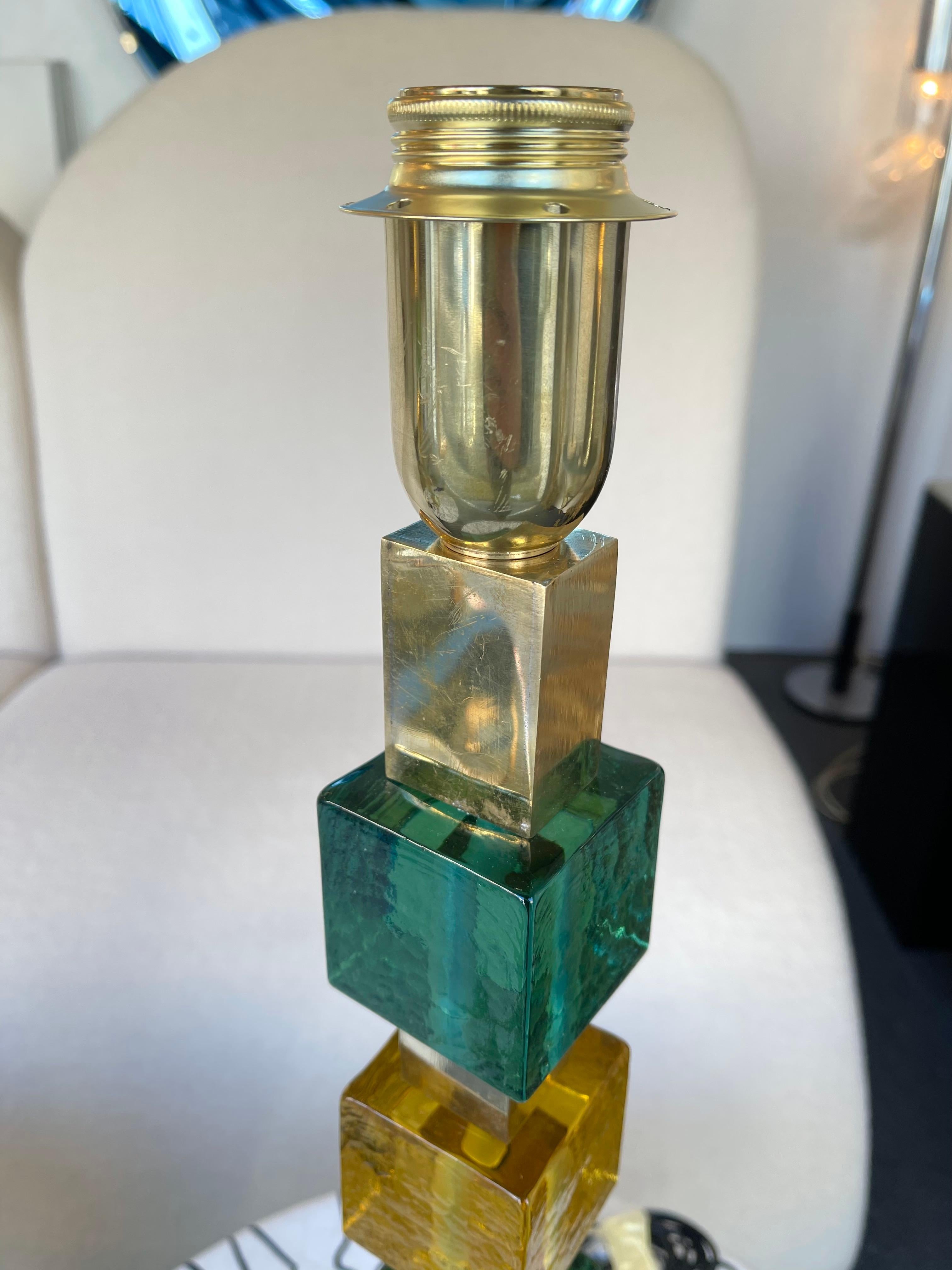 Contemporary Pair of Brass Murano Glass Cube Column Lamps, Italien im Angebot 4