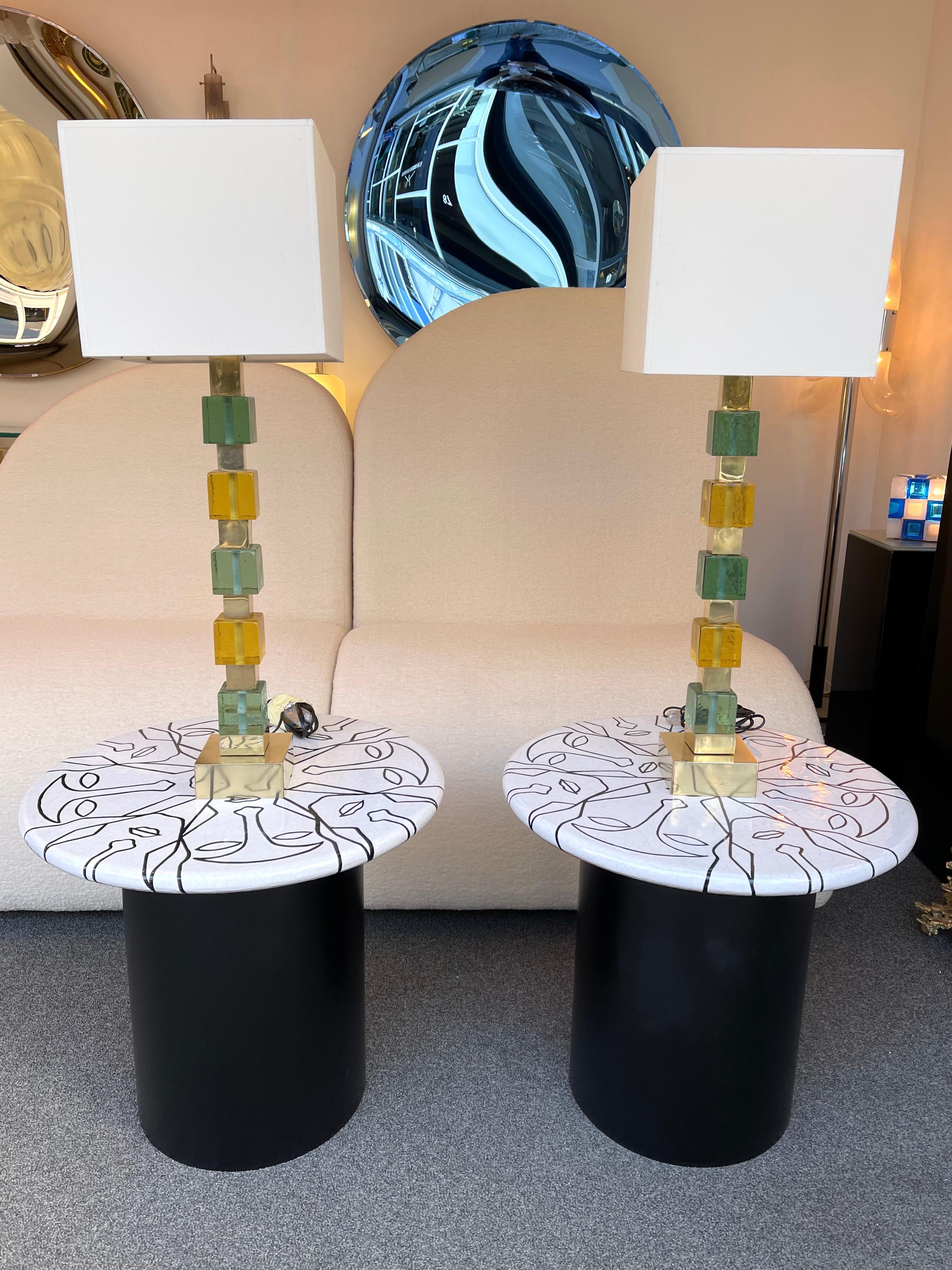 Pair of table or bedside brass lamps massive green and yellow Murano glass cube. Contemporary work from a small italian artisanal workshop.

Demo shades non included. Measurements in description with demo shades
Measurements lamp only H68 x W12 x