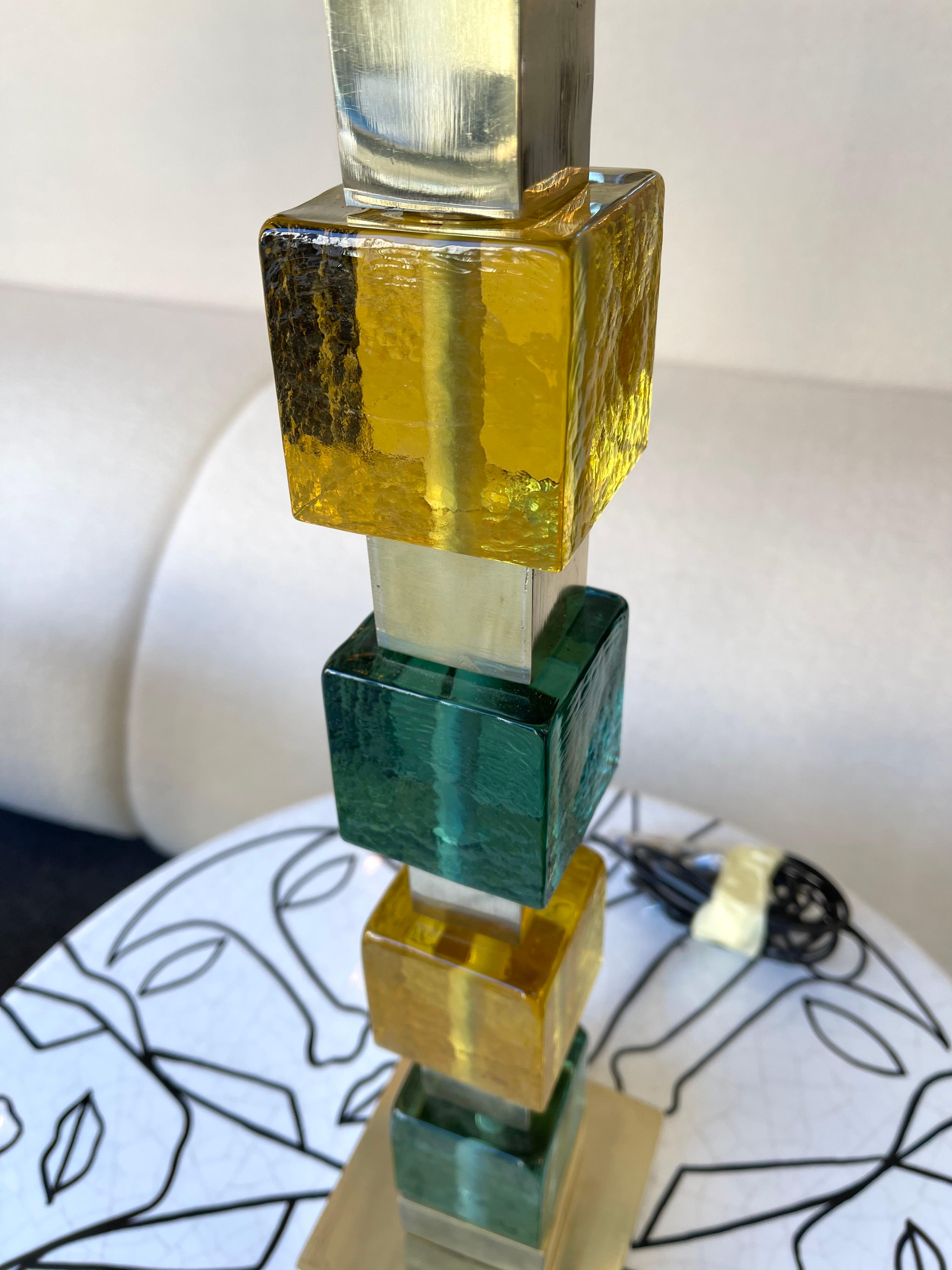 Mid-Century Modern Contemporary Pair of Brass Murano Glass Cube Column Lamps, Italy For Sale