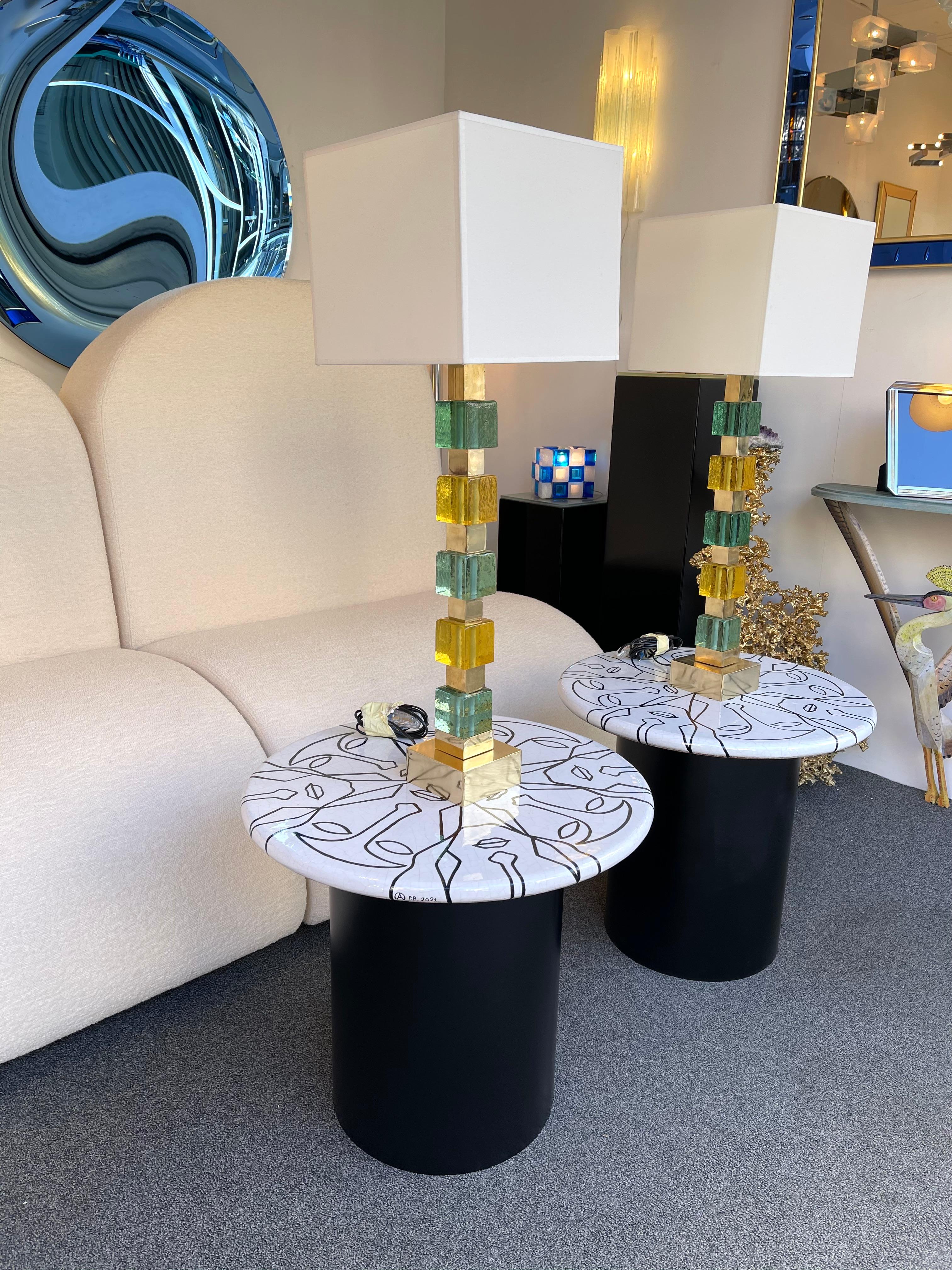 Contemporary Pair of Brass Murano Glass Cube Column Lamps, Italien (Italienisch) im Angebot