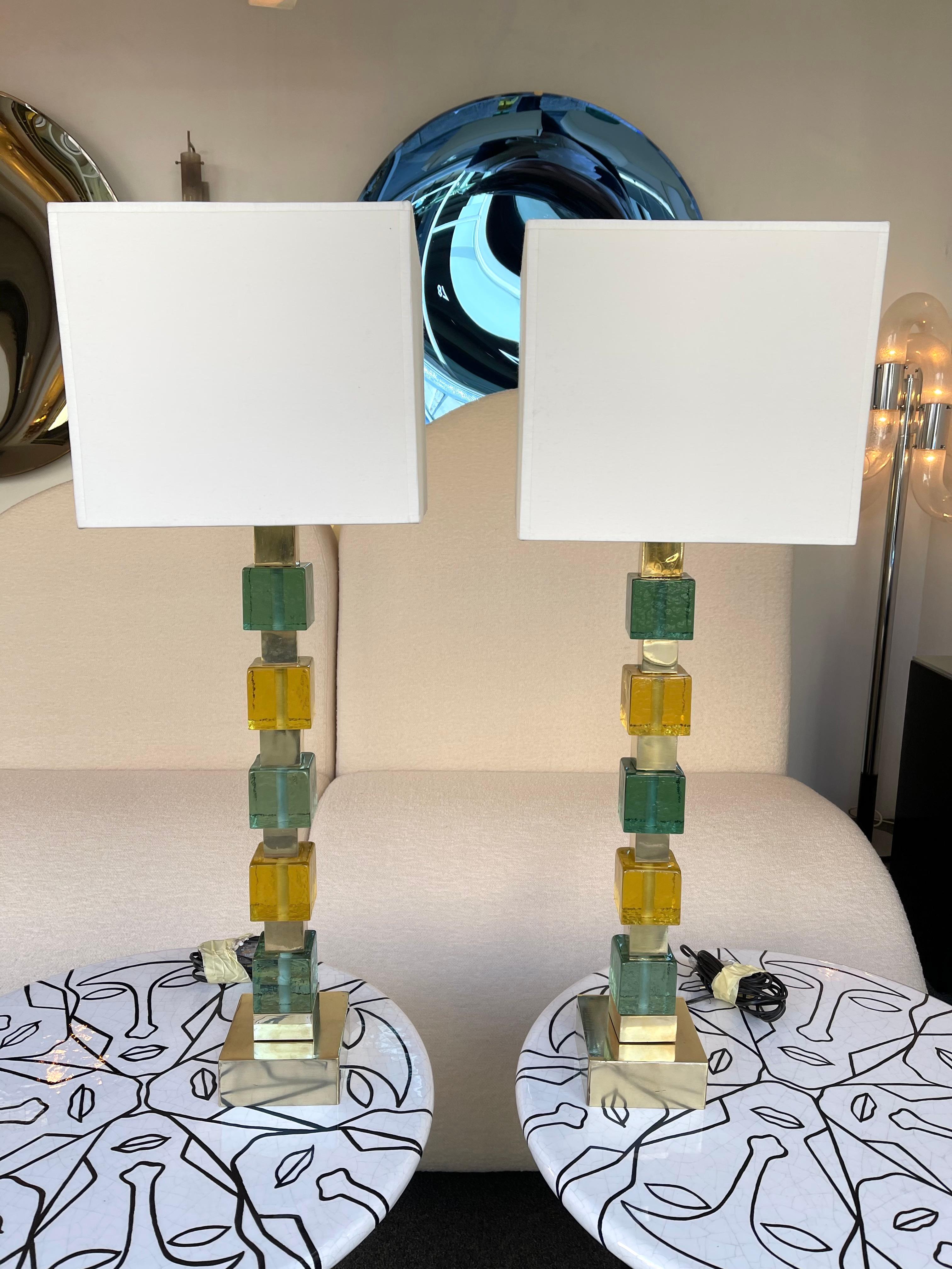 Contemporary Pair of Brass Murano Glass Cube Column Lamps, Italien im Zustand „Gut“ im Angebot in SAINT-OUEN, FR