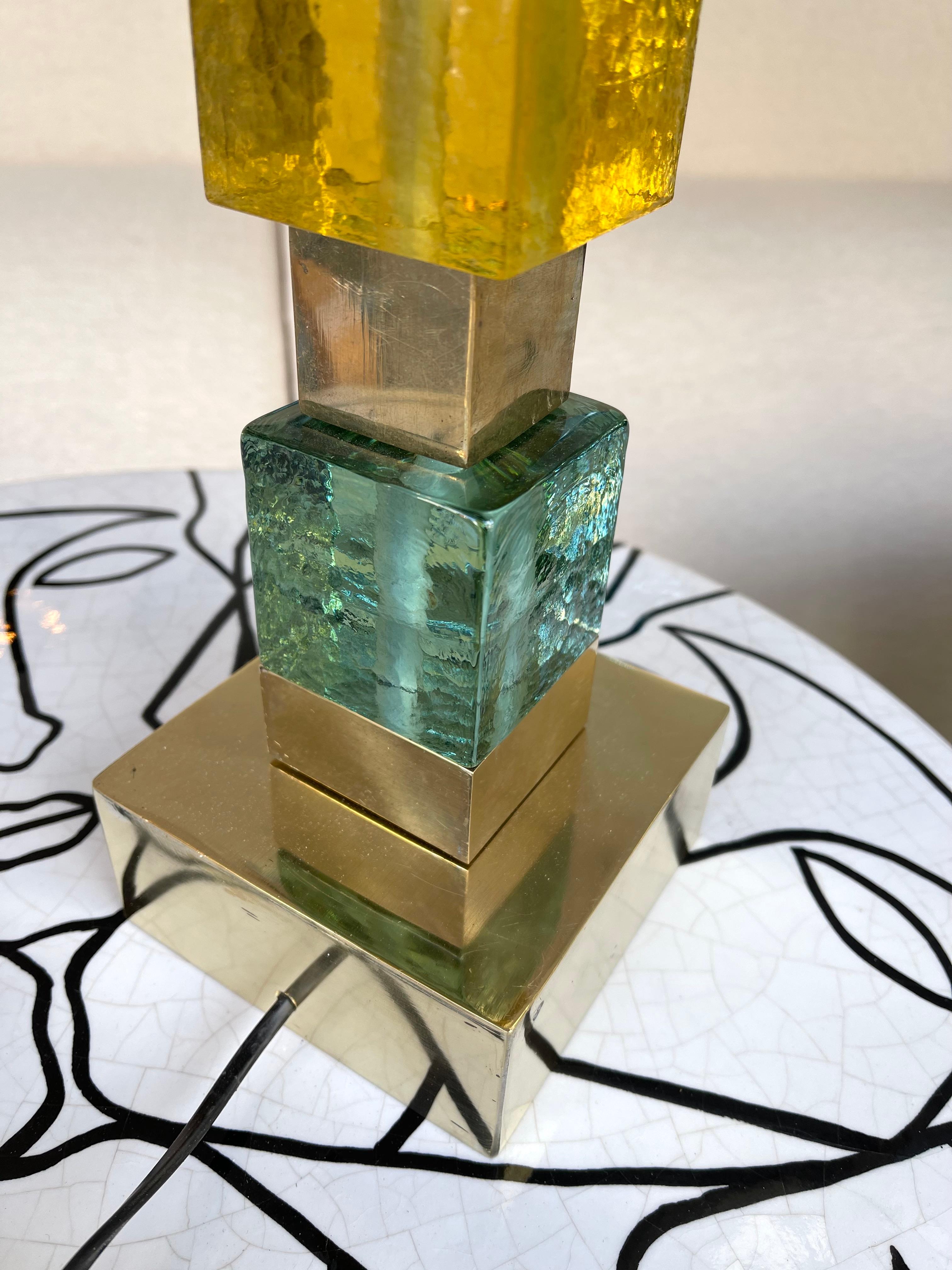 Contemporary Pair of Brass Murano Glass Cube Column Lamps, Italien (21. Jahrhundert und zeitgenössisch) im Angebot