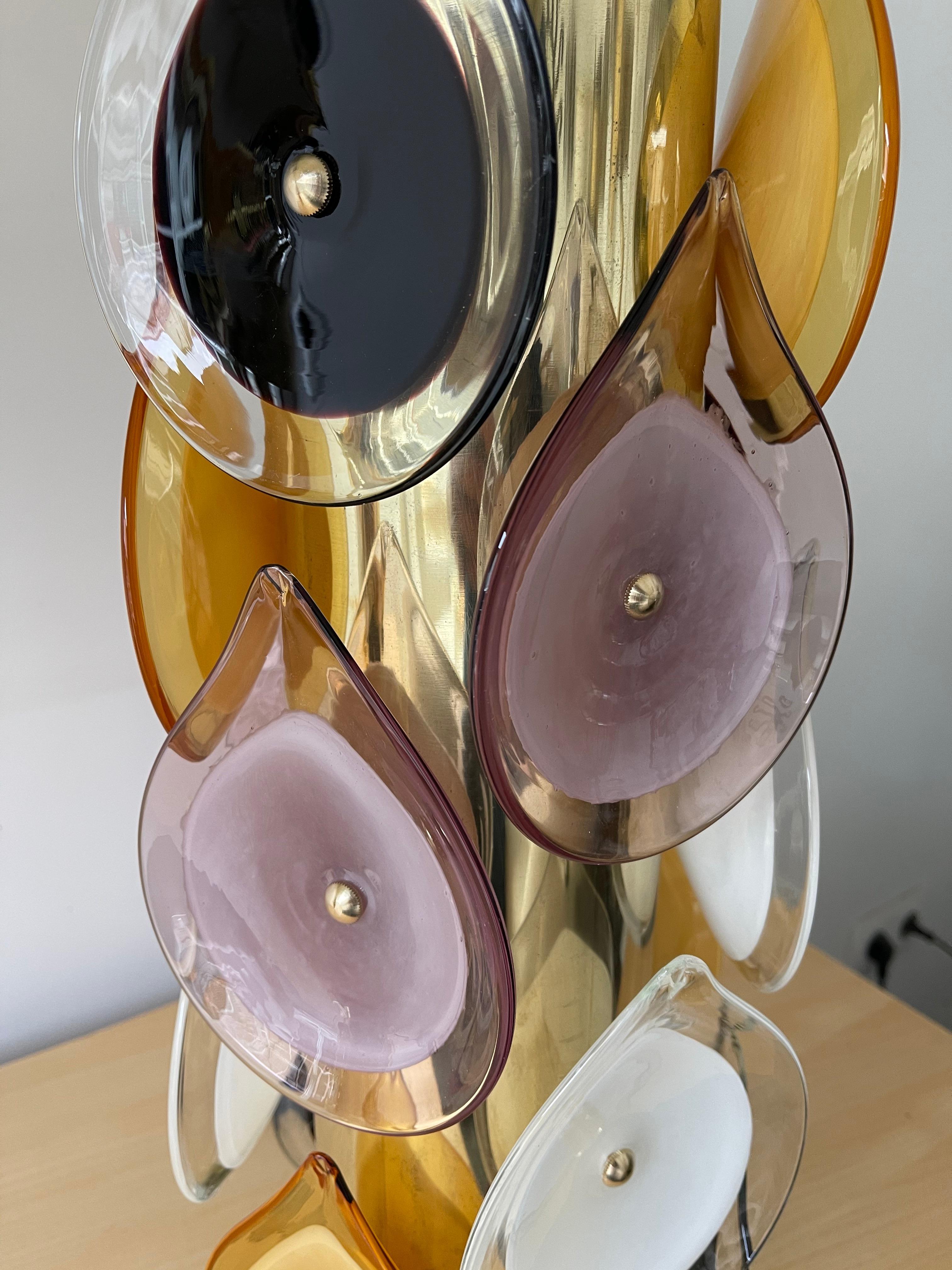 XXIe siècle et contemporain Paire contemporaine de lampes à flamme en laiton et verre de Murano, Italie en vente