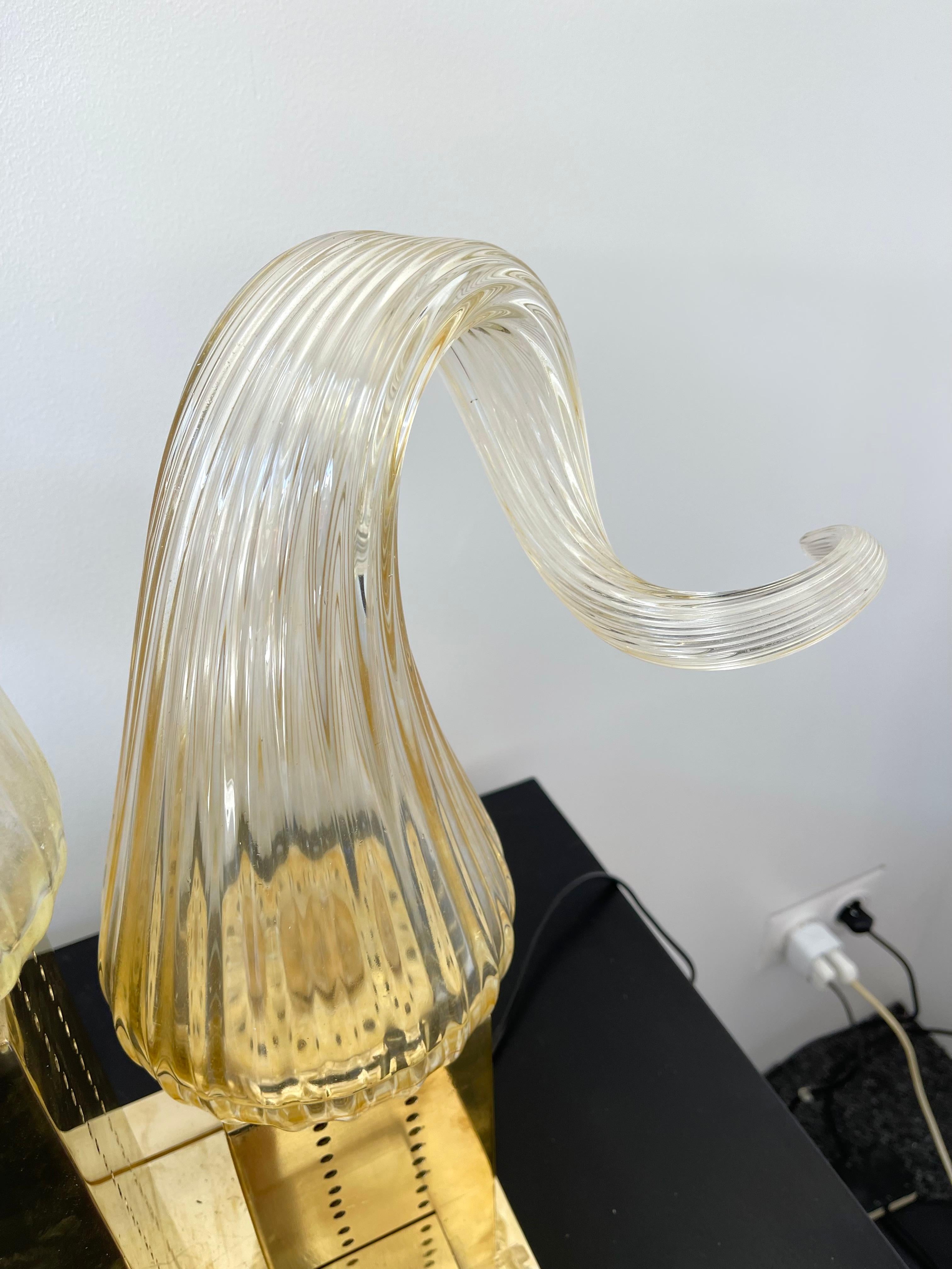 XXIe siècle et contemporain Paire de lampes à flamme contemporaines en laiton et verre de Murano, Italie en vente