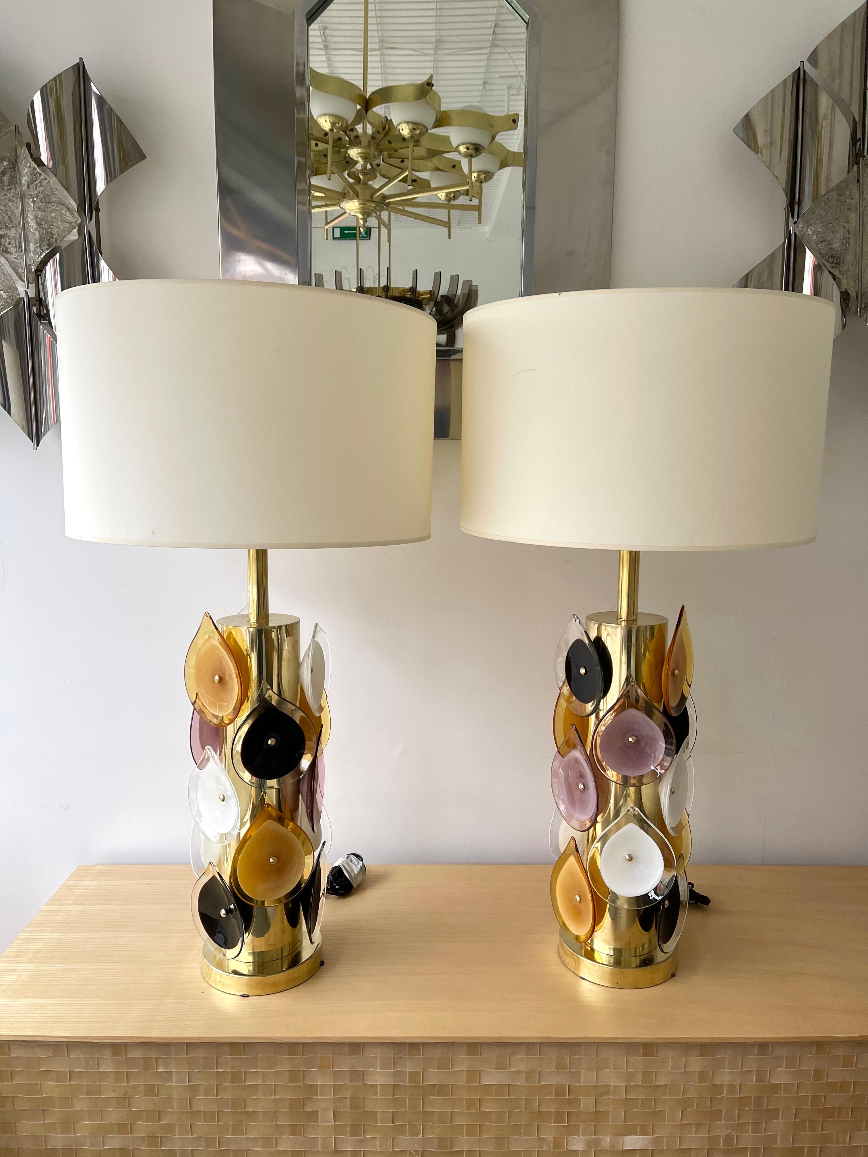 Contemporary Paar Murano-Glasflammenlampen aus Messing, Italien im Angebot 1