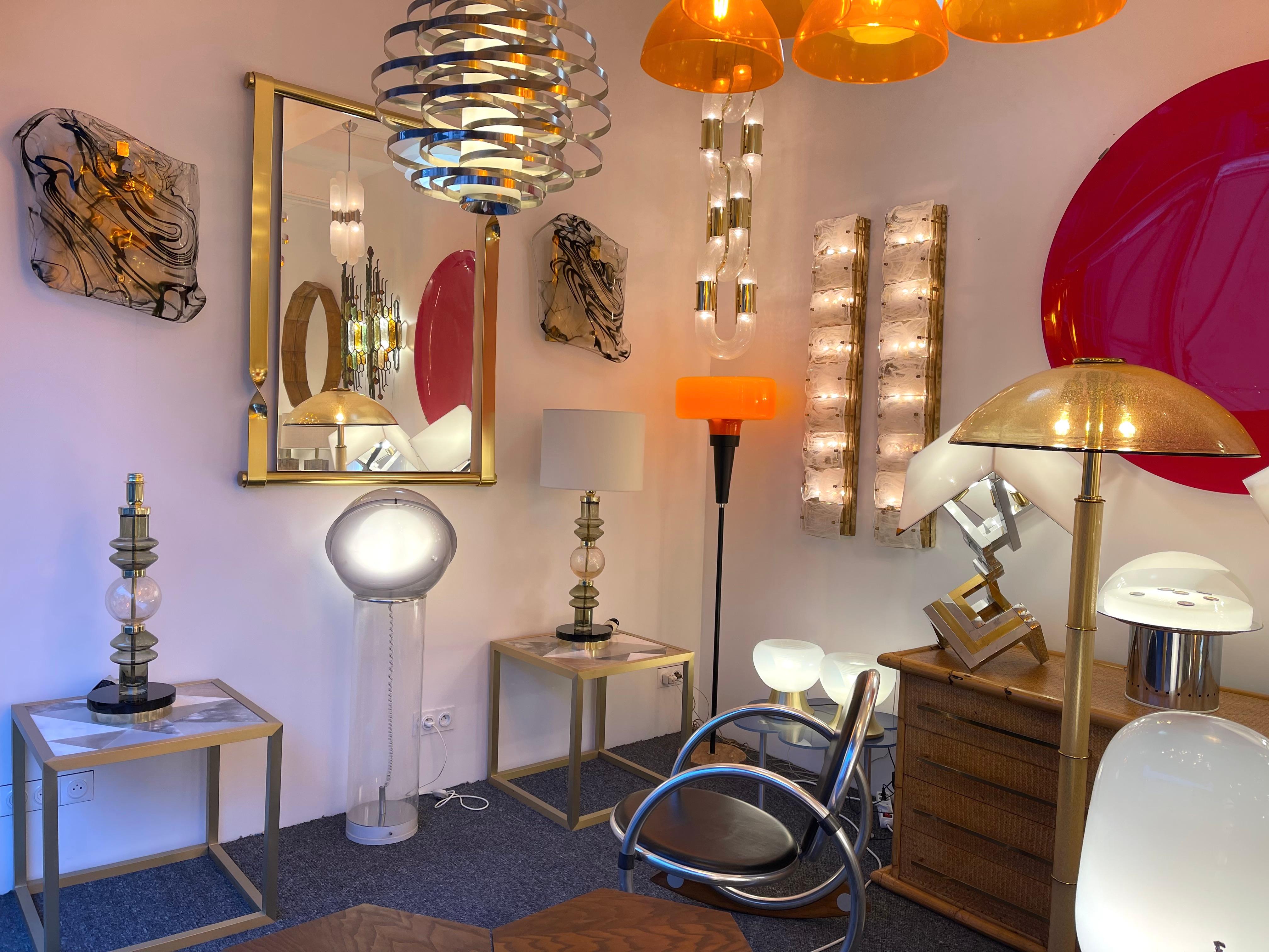 Mid-Century Modern Paire de lampes contemporaines en laiton et verre de Murano, Italie en vente