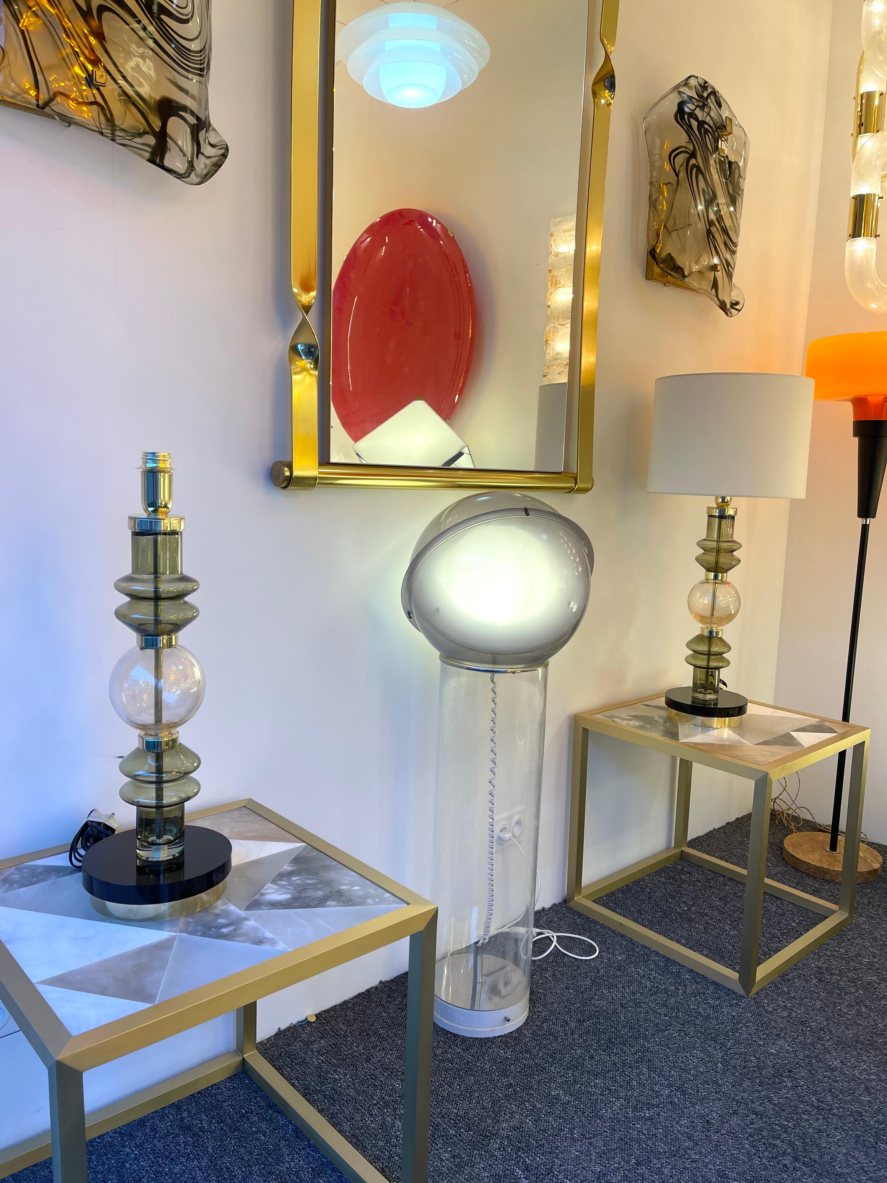 Zeitgenössisches Paar Lampen aus Messing und Muranoglas, Italien (Italienisch) im Angebot