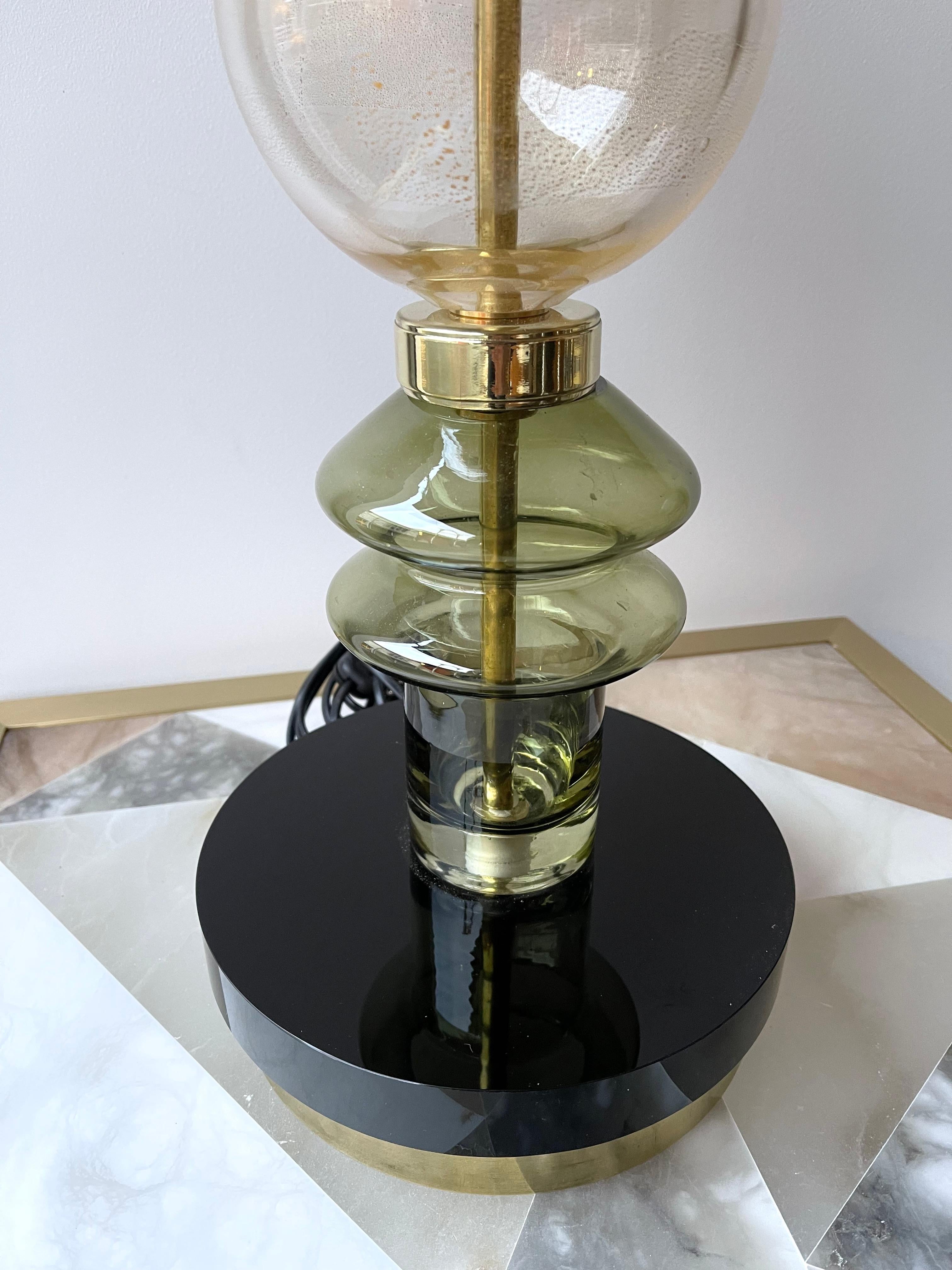 Zeitgenössisches Paar Lampen aus Messing und Muranoglas, Italien im Zustand „Neu“ im Angebot in SAINT-OUEN, FR