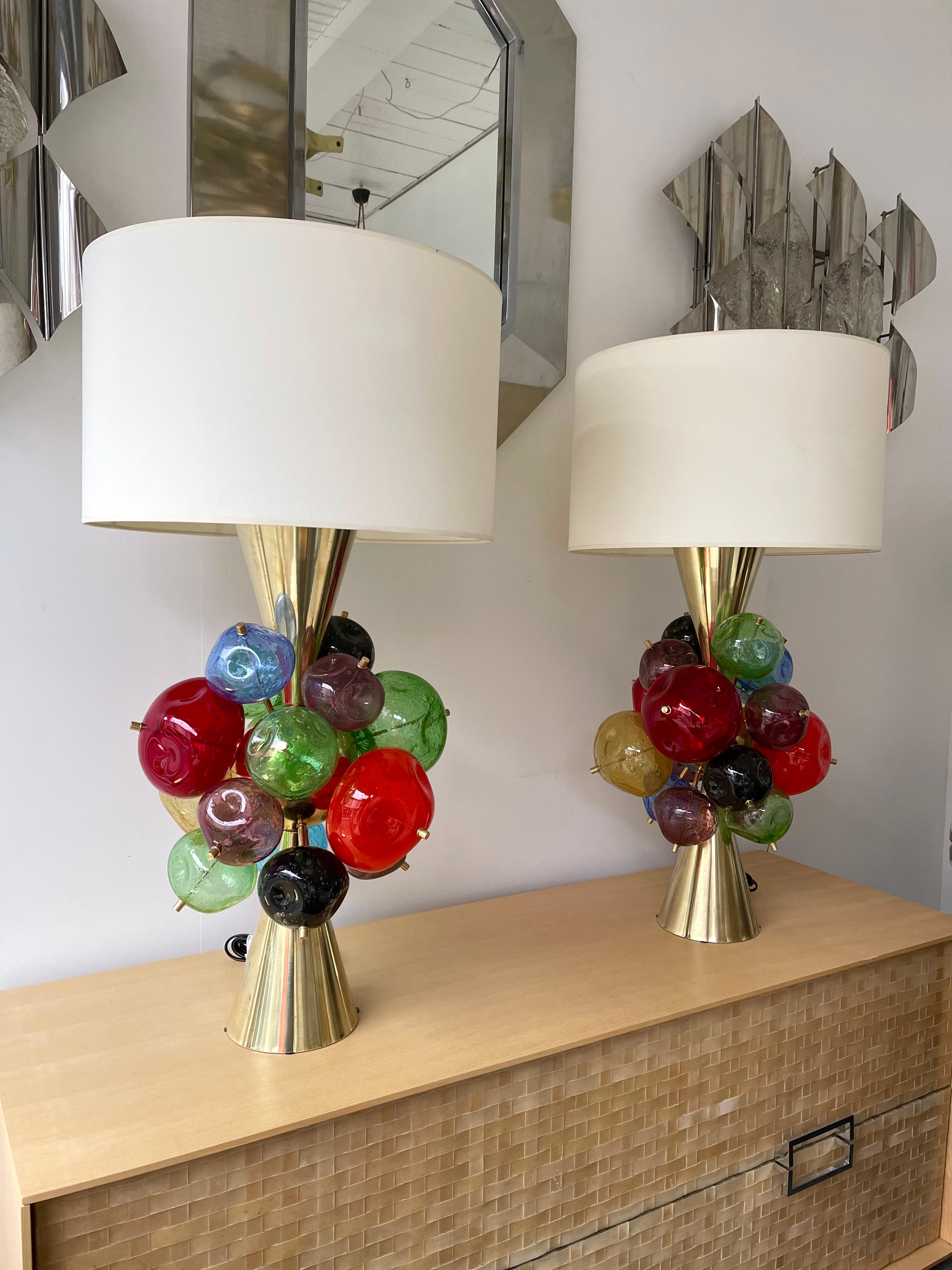 Pair of table or bedside sputnik Tutti Frutti brass lamps and blown multicolor Murano glass bubble. Contemporary work from a small italian artisanal workshop.

Demo shades non included. Measurements in description wit demo shades
Measurements