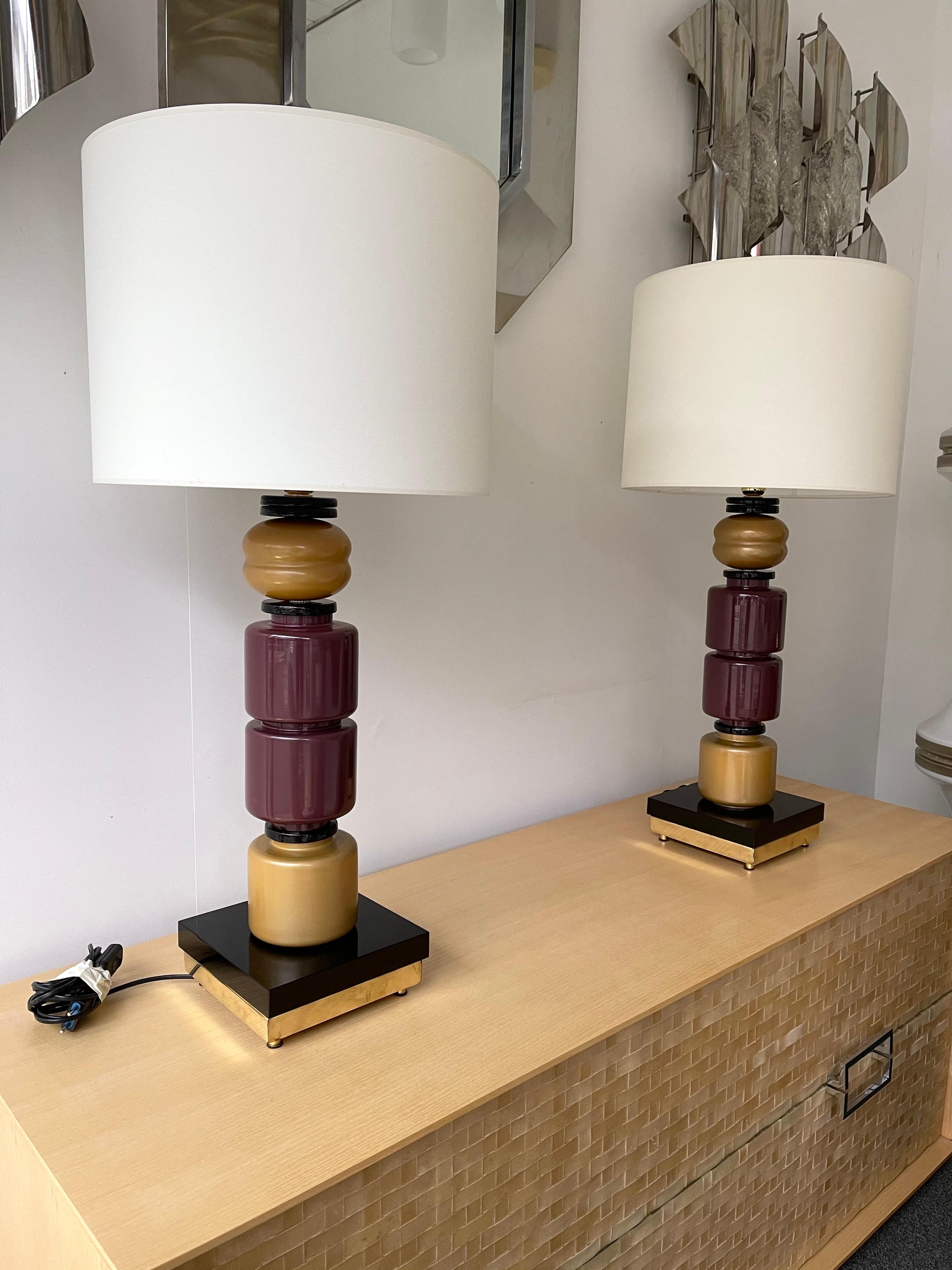 Pair of table or bedside brass totem lamps dark raspberry and gold mustard Murano glass. In an 1980s mood like Sottsass, Michele De Lucchi, Alessandro Mendini, Andrea Branzi, Nathalie du Pasquier, Michael Graves, Hans Hollein, Arata Isozaki, Shiro