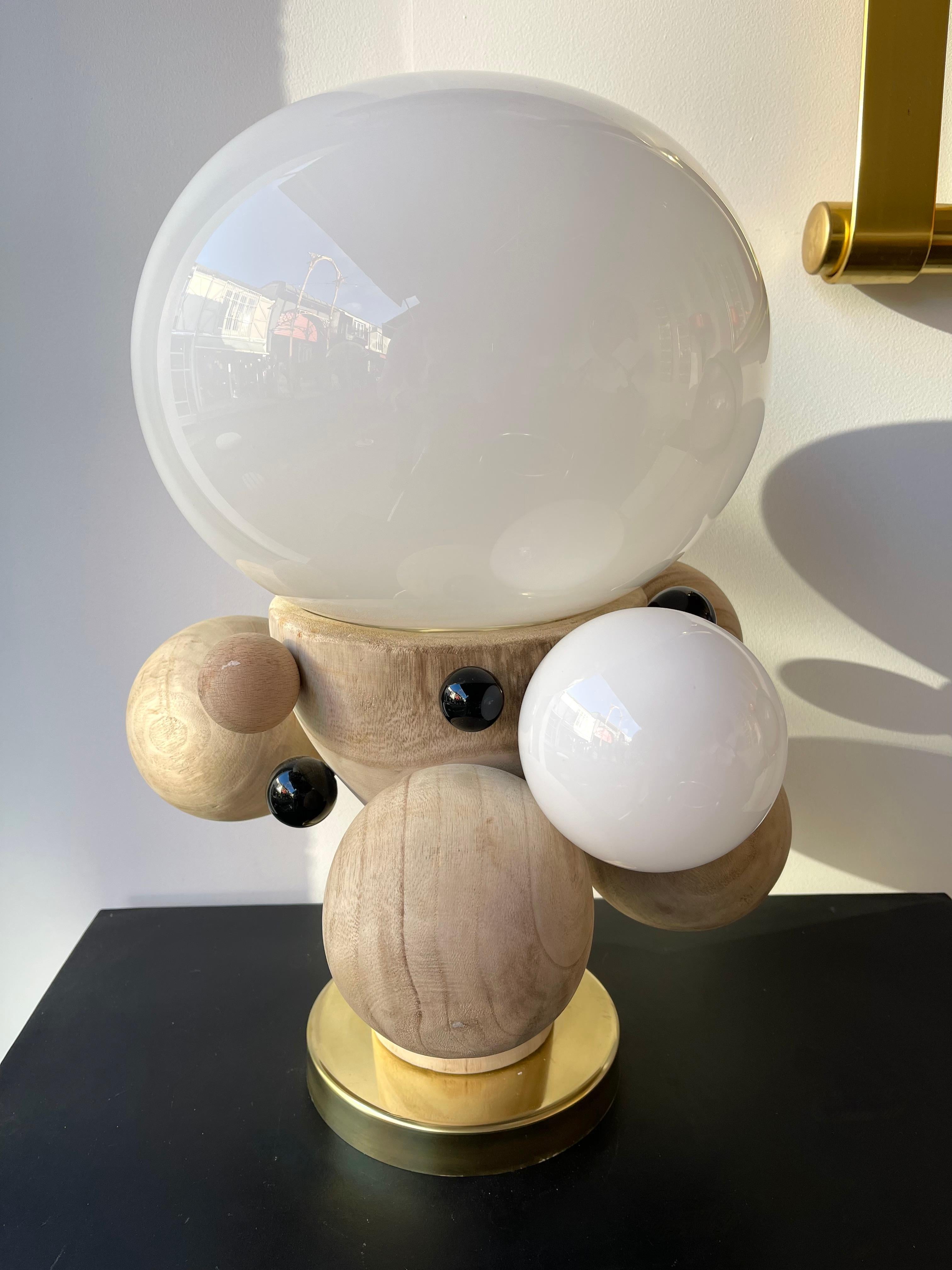 Paire contemporaine de lampes Atomo en verre Murano opalin et bois, Italie en vente 4