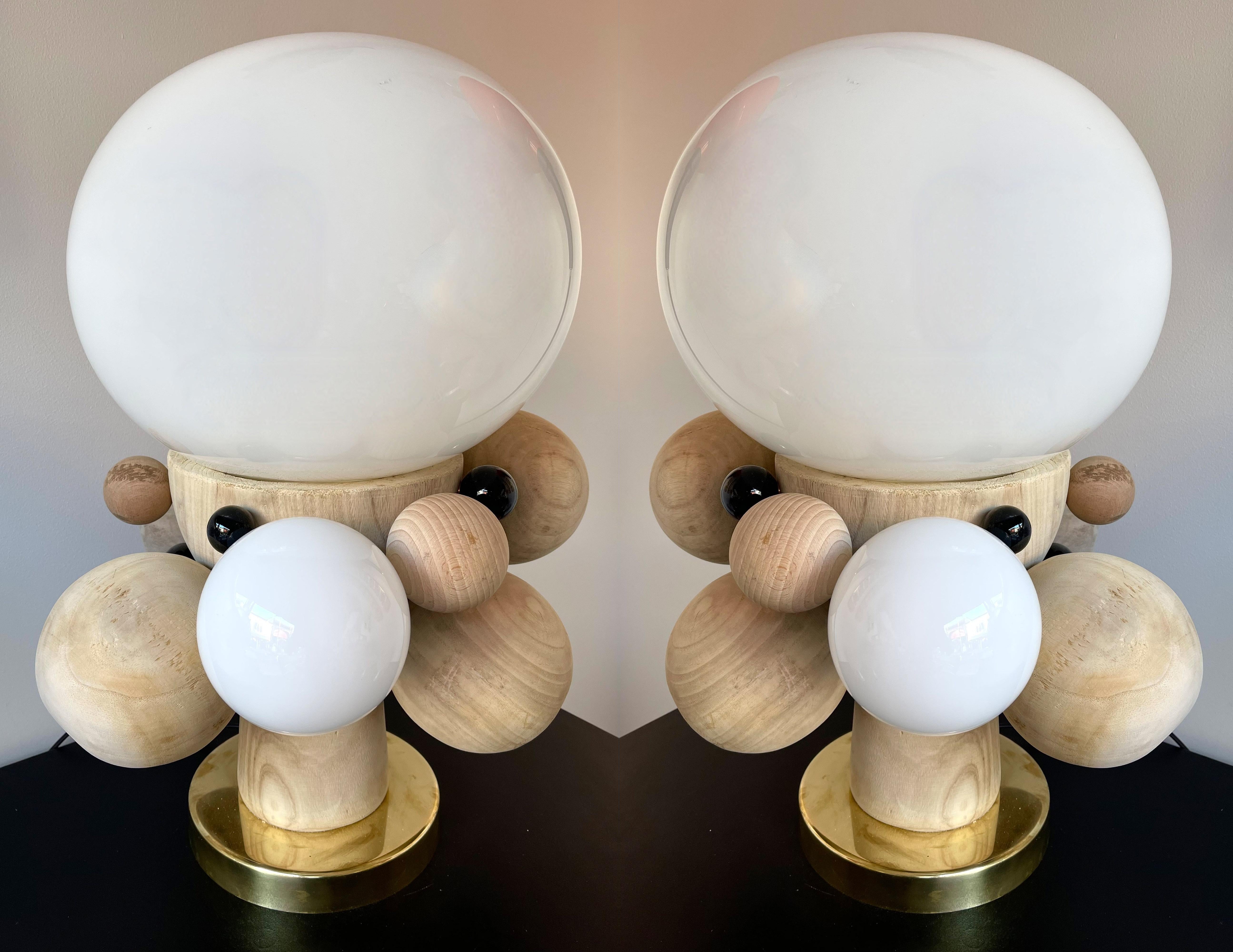 Paire contemporaine de lampes Atomo en verre Murano opalin et bois, Italie en vente 5