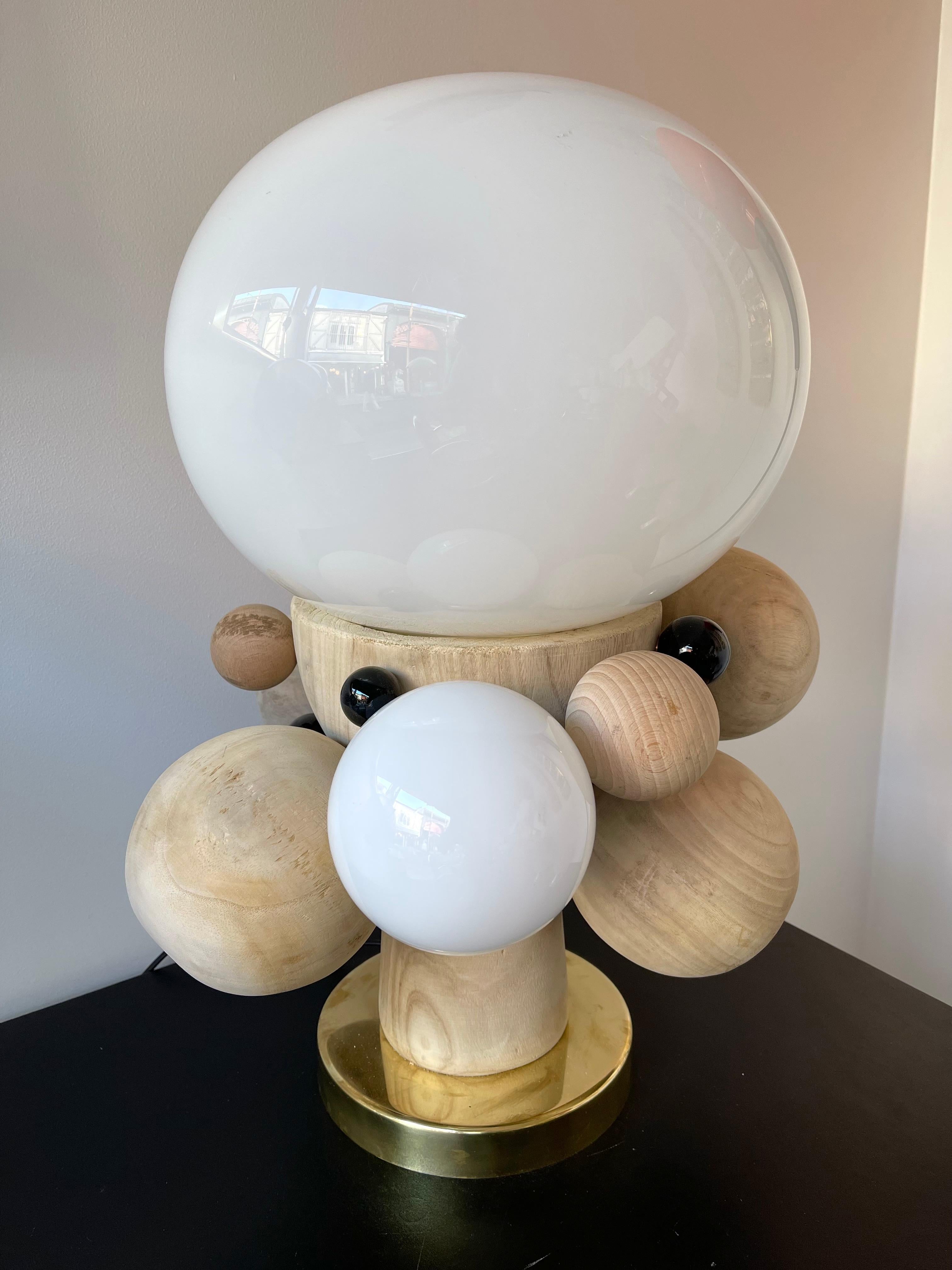 Contemporary Pair of Brass Opaline Murano Glass and Wood Atomo Lamps, Italien im Zustand „Neu“ im Angebot in SAINT-OUEN, FR