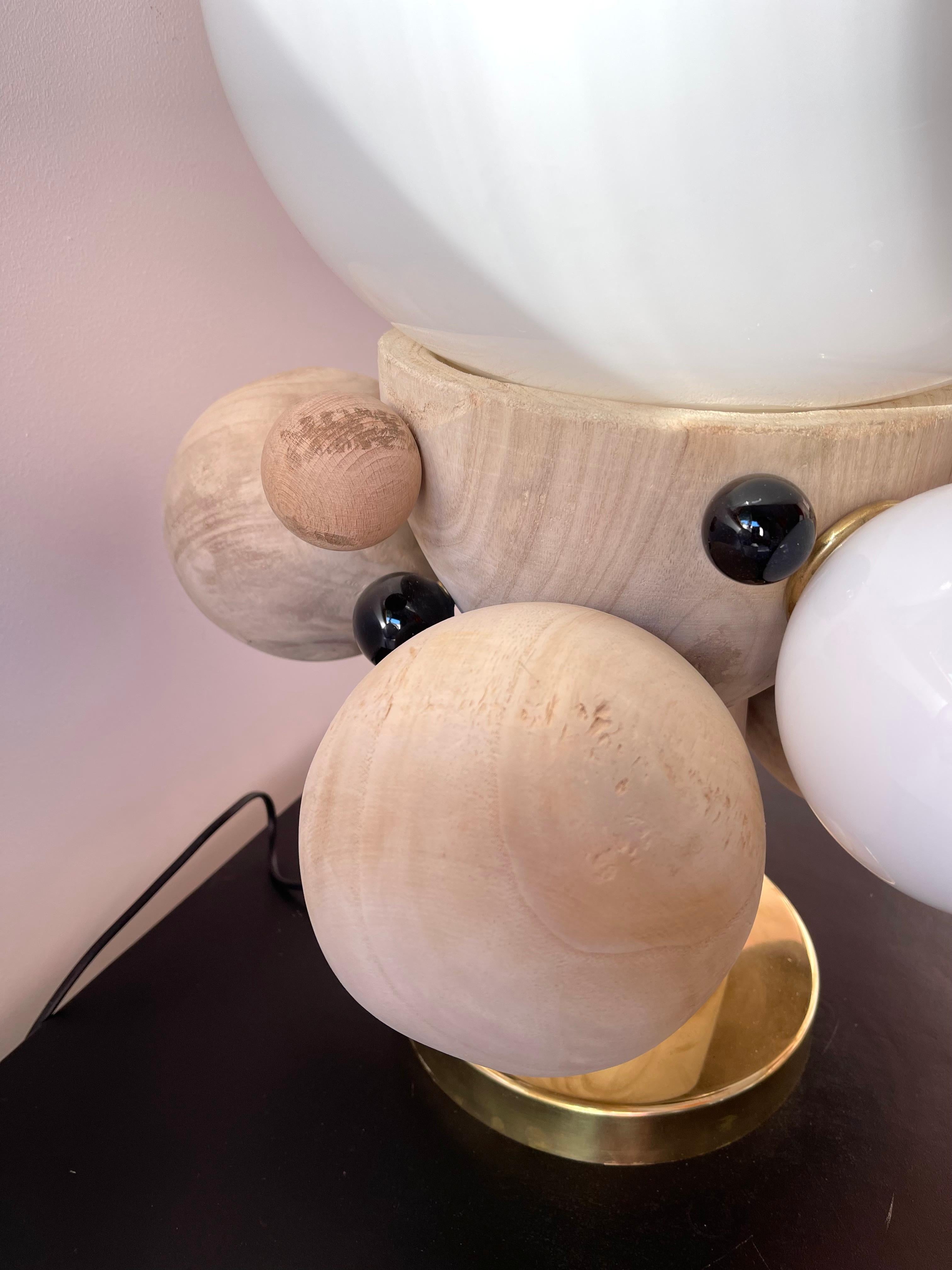 XXIe siècle et contemporain Paire contemporaine de lampes Atomo en verre Murano opalin et bois, Italie en vente