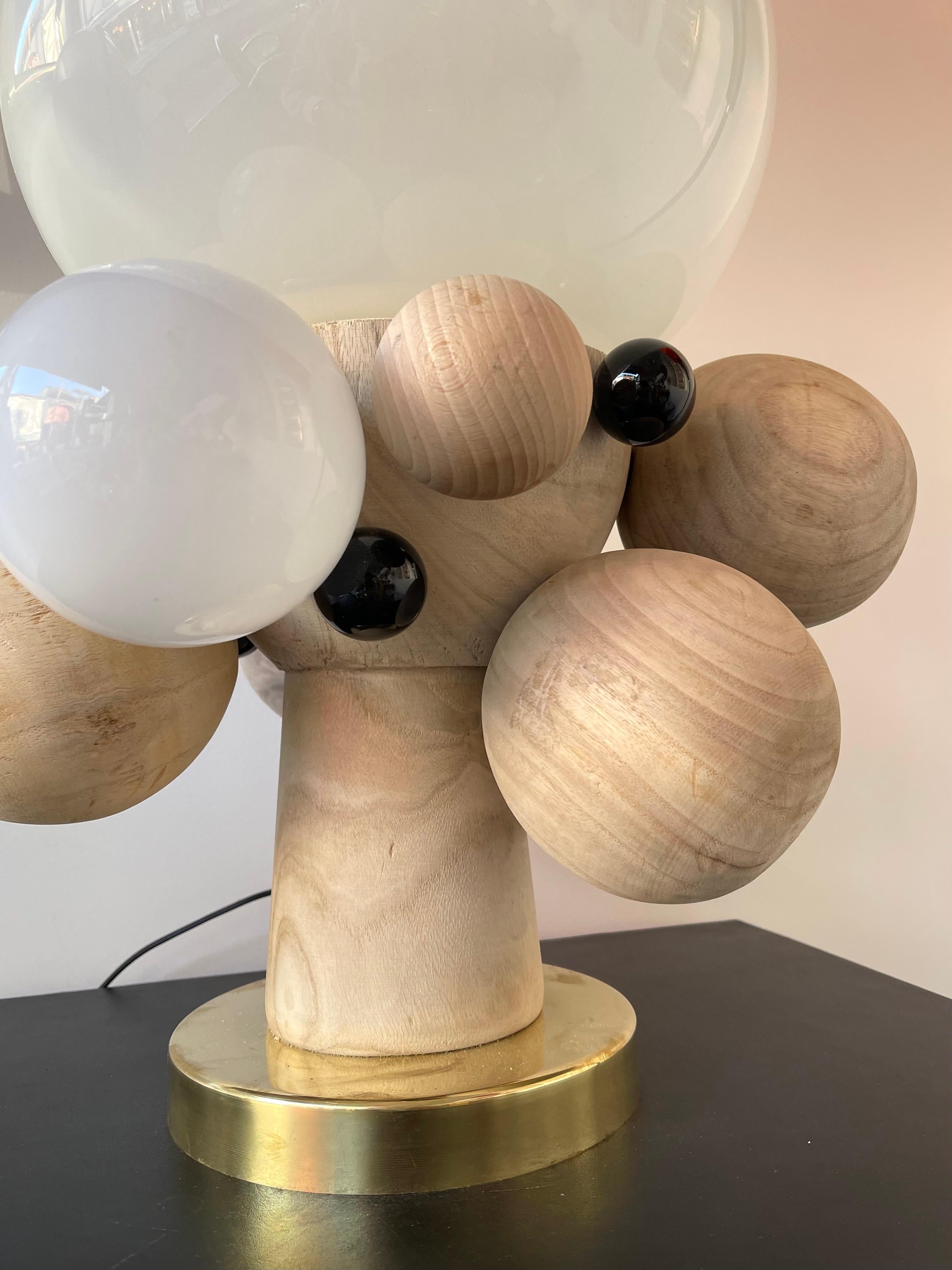 Laiton Paire contemporaine de lampes Atomo en verre Murano opalin et bois, Italie en vente