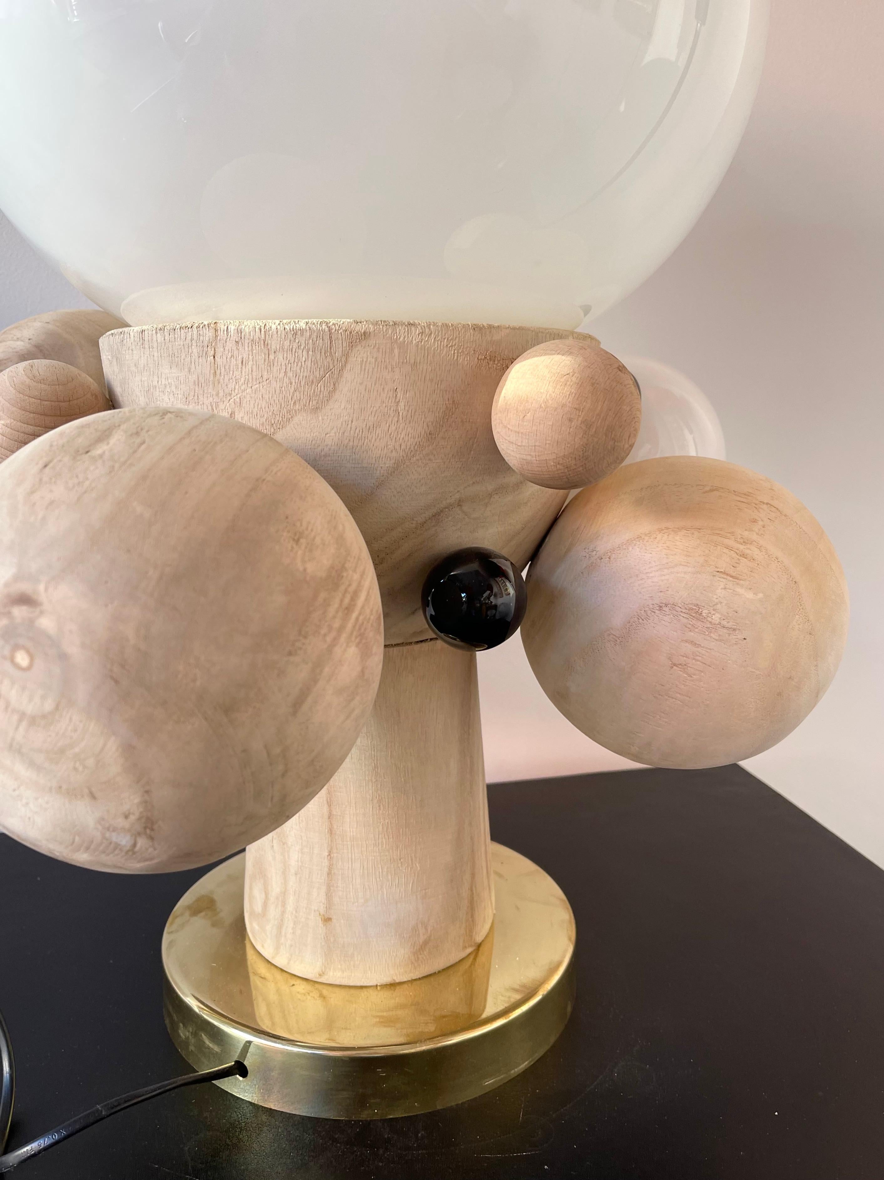 Paire contemporaine de lampes Atomo en verre Murano opalin et bois, Italie en vente 1