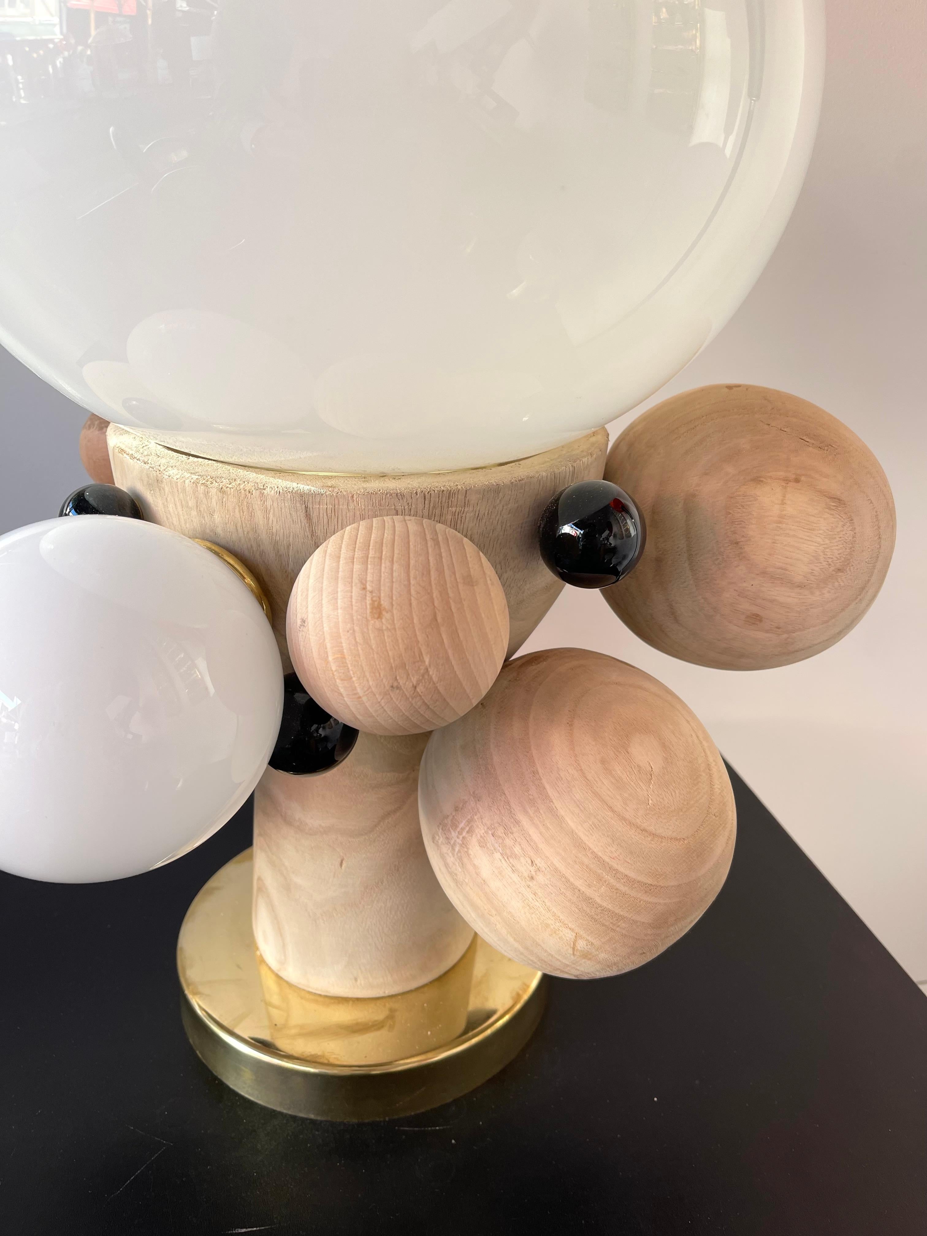 Paire contemporaine de lampes Atomo en verre Murano opalin et bois, Italie en vente 2