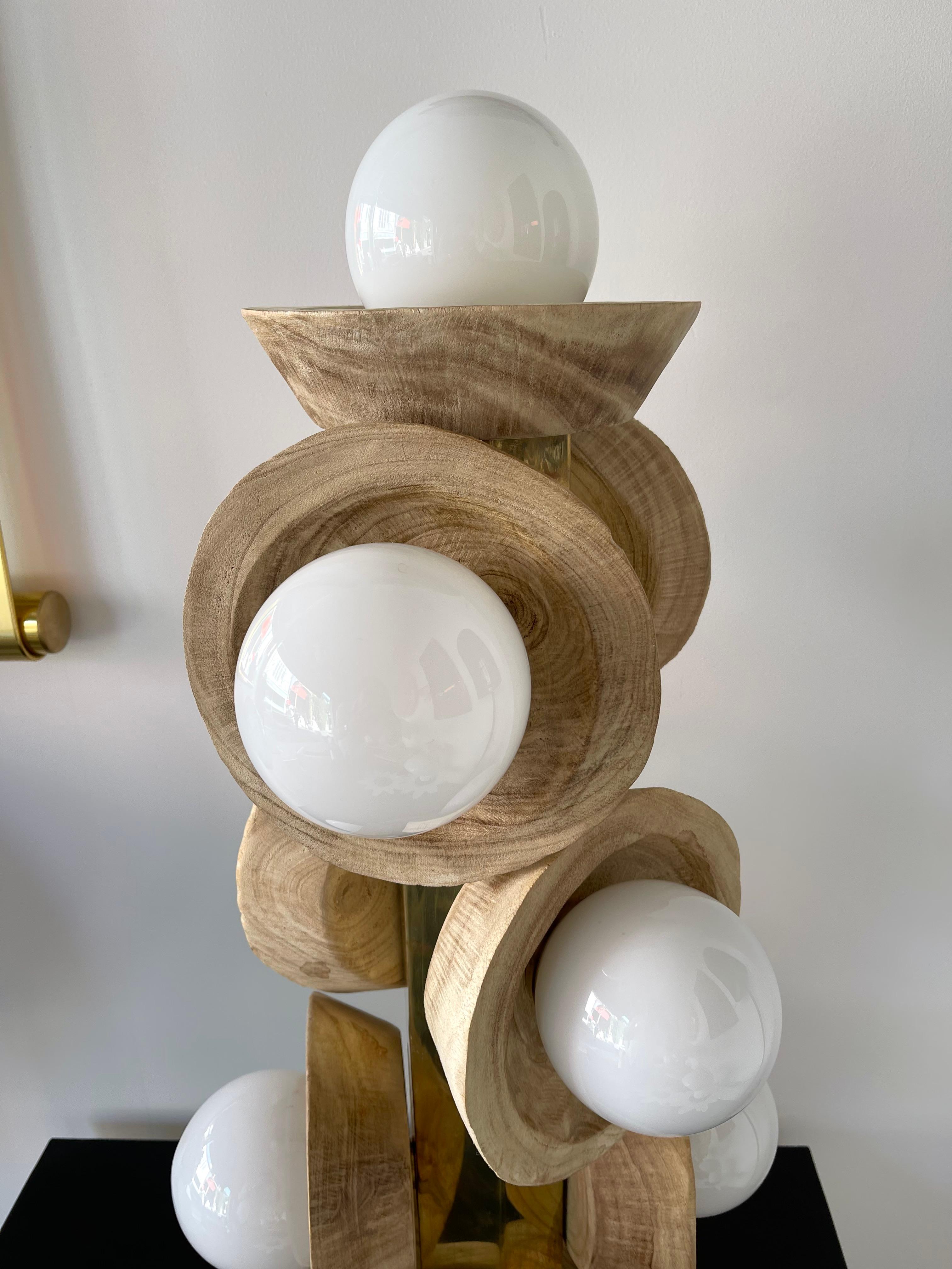 Paire de lampes contemporaines en laiton, verre de Murano opalin et bois, Italie en vente 3