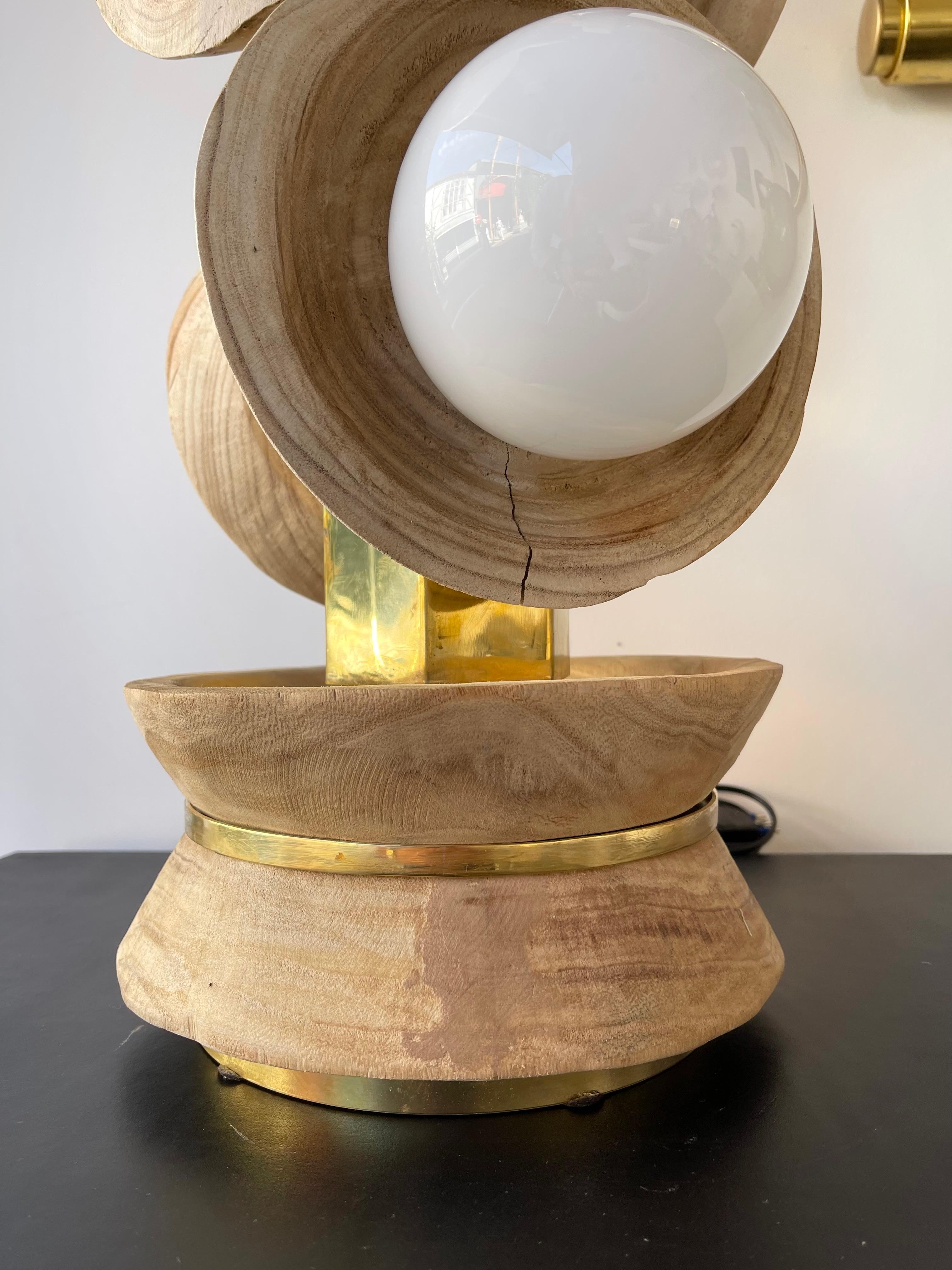 Zeitgenössisches Paar Lampen aus Messing-Opal-Muranoglas und Holz, Italien im Angebot 5
